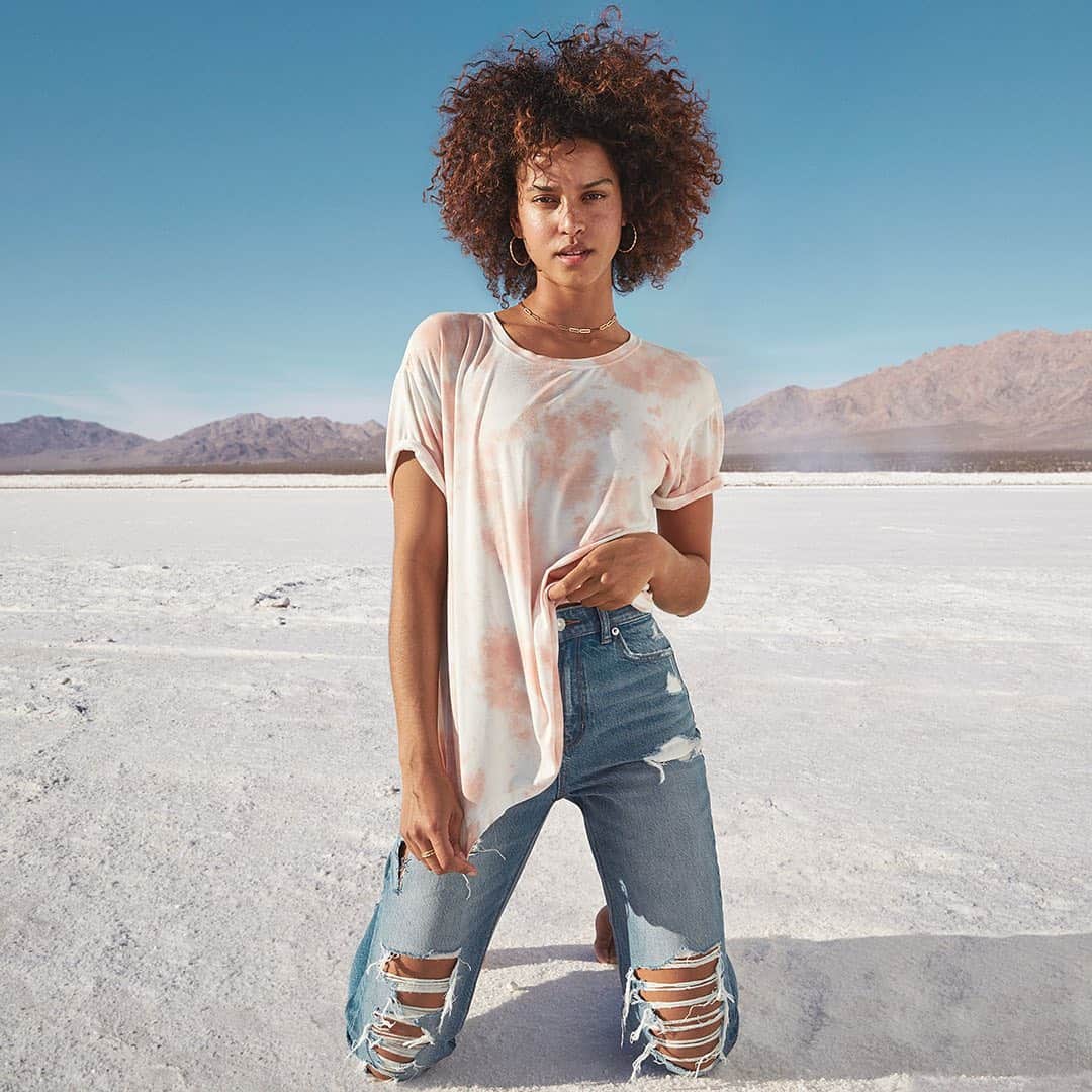 American Eagleのインスタグラム：「Basics so good they’ll make you feel like you can take on the world 👊 Tap to shop new Soft & Sexy tees + Mom Jeans」