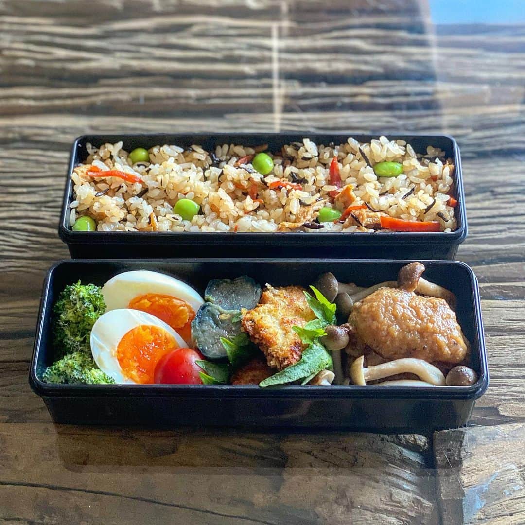 のインスタグラム：「本日の #沙弥弁 🍱 ハンバーグには週末に作ったステーキソースの残りを😋 カキフライ、 茹で卵とブロッコリーのサラダ、 茄子の揚げ浸しにアサリときのこの塩スープでいってらっしゃいまし😘👋 . 今週も楽しく頑張りましょうね❤️ #ママモデル#男の子ママ#沙弥弁#作ってるとお腹が空く」