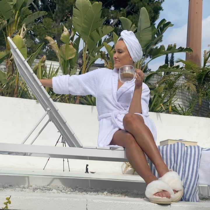 Peta Murgatroydのインスタグラム：「...how was your Monday?   @petajanebeauty ☀️」
