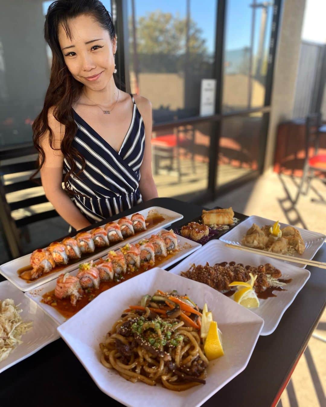ライナ・ホワンさんのインスタグラム写真 - (ライナ・ホワンInstagram)「Want some sushi 🍣 in Vegas?! . . @sasasushilv is all you can eat 👀 check out the video I made with @niu.styles eating here —> https://youtu.be/-0kVauuPLNQ」2月16日 8時11分 - rainaiscrazy