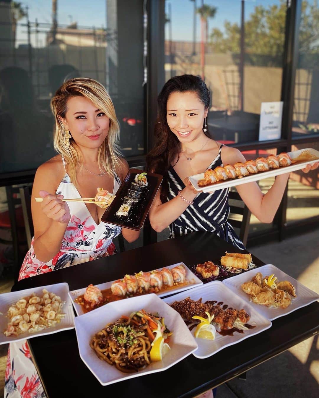 ライナ・ホワンさんのインスタグラム写真 - (ライナ・ホワンInstagram)「Want some sushi 🍣 in Vegas?! . . @sasasushilv is all you can eat 👀 check out the video I made with @niu.styles eating here —> https://youtu.be/-0kVauuPLNQ」2月16日 8時11分 - rainaiscrazy