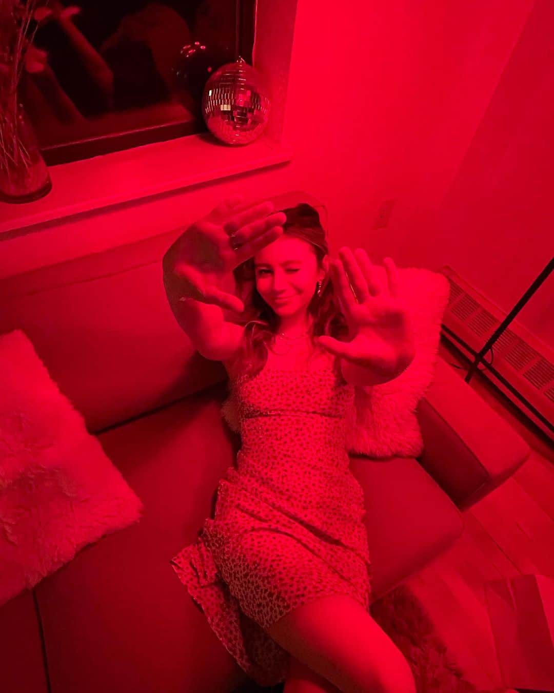 G・ハネリウスさんのインスタグラム写真 - (G・ハネリウスInstagram)「All dressed up to stay in and follow a bob ross tutorial🎨」2月16日 8時11分 - ghannelius