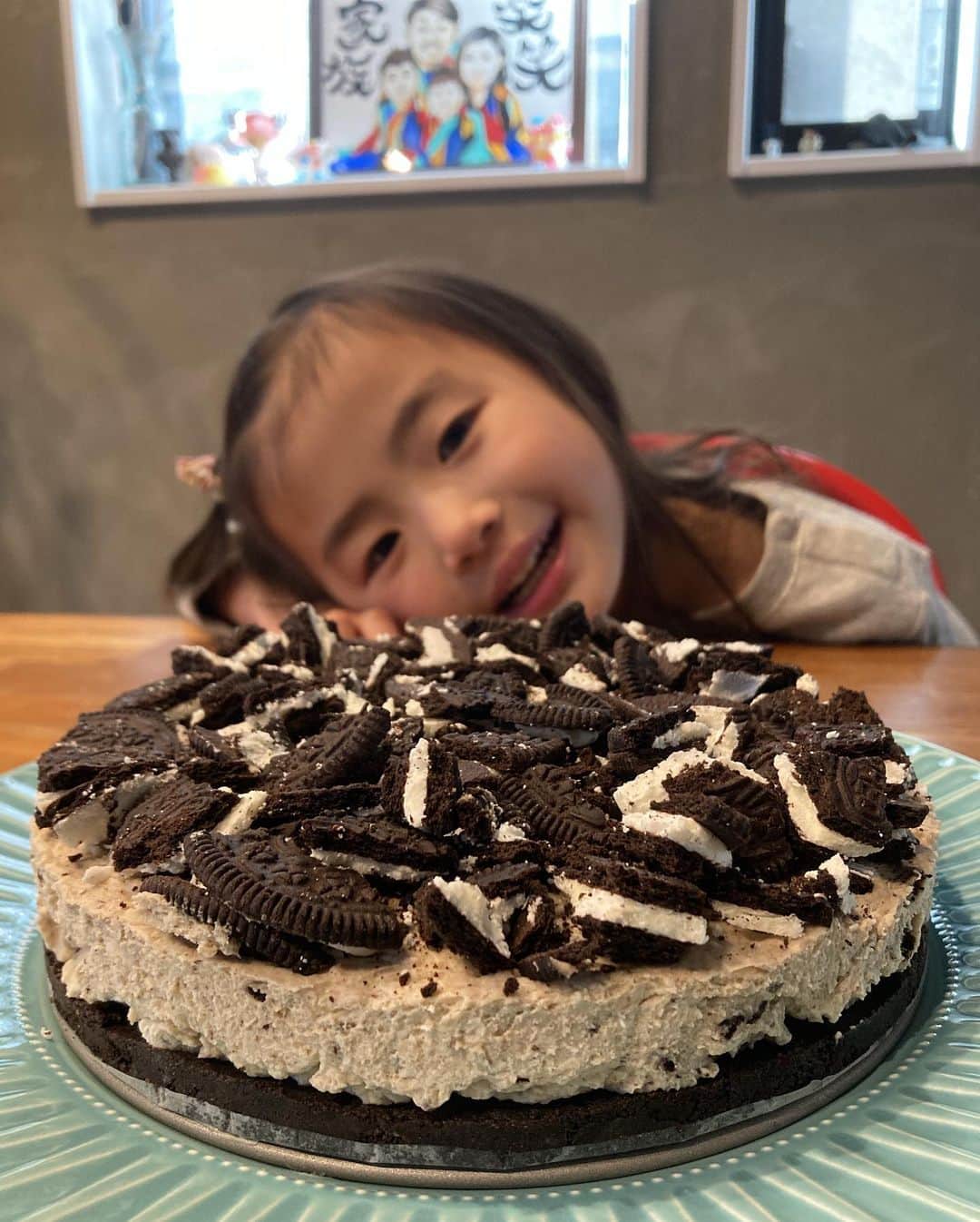 大西宏明のインスタグラム：「日曜日✨✨  娘ちゃん&奥様からのバレンタインチョコ🍫🍫🍫  #バレンタイン #オレオチーズケーキ  #カップけーキ  #手作りチョコ #娘 #5歳 #奥様 #バレンタインチョコ #甘いもの  #もうちょっと食べれてたのに #何でやろ #歳のせいにはしたくない  #40歳 #有難う #感謝 #家族写真 #家族の時間  #smile #ほなっ！！」