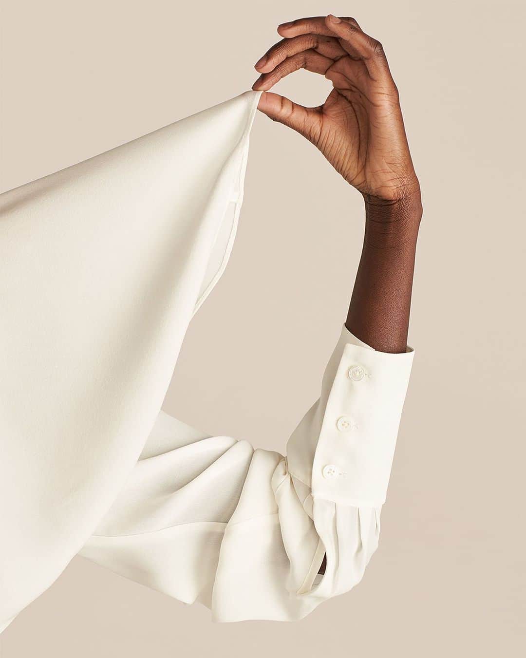レベッカテイラーのインスタグラム：「Transforming a classic, this exaggerated collar on a silk button down creates a new sense of movement and femininity on an easy to wear silhouette.  . . #RebeccaSpring2021」