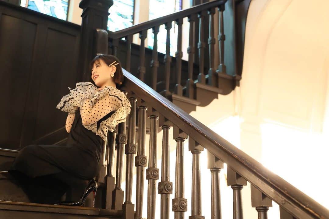 及川愛未のインスタグラム：「@hahilife 📸  着用tika dress👗 商品詳細は11月のInstagramから https://www.instagram.com/p/CHcBHRPnIb-/?igshid=zc2fx2u5ukuz  キャバドレス tika https://www.tika.jp/?gclid=CjwKCAiA65iBBhB-EiwAW253WymI1H94FRmo4PsUVb-VbeBNGojLo6a7lQJJZ4pdIGDfVpnpajUJghoCbz0QAvD_BwE  #shooting #撮影 #リクエスト撮影 #撮影会 #商用撮影 #写真展 #宣材写真 #プロカメラマン #横浜 #横浜市開港記念会館 #みなとみらい #ステンドグラス #dress #サロンモデル #ブライダル #ウェディングモデル  #ポートレートしま専科  #ポートレート  #photography  #写真  #写真好きな人と繋がりたい  #写真撮るの好き人と繋がりたい  #portraitmodel #portrait  #東京カメラ部  #カメラマン募集  #ファインダー #ファインダー越しの私の世界  #followme ‪ ‬#model  ♠️郡司大地作品『love me』 2nd写真集発売中📚  bookwalker、7net、FOD、コミックシーモアより発売（今後展開増える予定）  https://bookwalker.jp/de40378348-f389-417d-bcf8-72851d1f9b59/  https://7net.omni7.jp/detail/5110796705  https://fod-sp.fujitv.co.jp/s/books/898454/BT000089845400100101/  https://www.cmoa.jp/title/1101297714/  amazonからも購入できます https://www.amazon.co.jp/『Love-me』-manami-写真集-ラビリンス-ebook/dp/B08VRJXF8S/ref=mp_s_a_1_28?dchild=1&keywords=manami&qid=1613345281&sr=8-28  🔹first写真集『Pin Up Girl』『PHOTO SHOT　manami （ラビリンス） オンデマンド・kindle出発より発売 https://www.amazon.co.jp/「PHOTO-SHOT」-エンジェルガール-manami-美女グラビアコレクション-manami/dp/B07SZGSZJ7/ref=mp_s_a_1_48?keywords=manami&qid=1613344854&sr=8-48  https://www.amazon.co.jp/gp/aw/d/B07TLPBDL2/ref=tmm_pap_title_0?ie=UTF8&qid=1613344846&sr=8-50  ♠️レースクイーングラビアエンターテイメントtopqueen 週2回更新 壁紙ダウンロードできます  http://www.topqueen.jp  ※2021年3月31日(水)をもちましてサービスを終了のため、サービスの終了に先立ち、2月26日(金)でコンテンツの更新を終了、2月28日(日)で新規会員登録を終了させて頂きます。 サイトへのログイン・閲覧は3月31日(水)までとなります。  ダウンロードも出来なくなりますので、新規会員登録は2月28日(日)までにお済み下さい。」