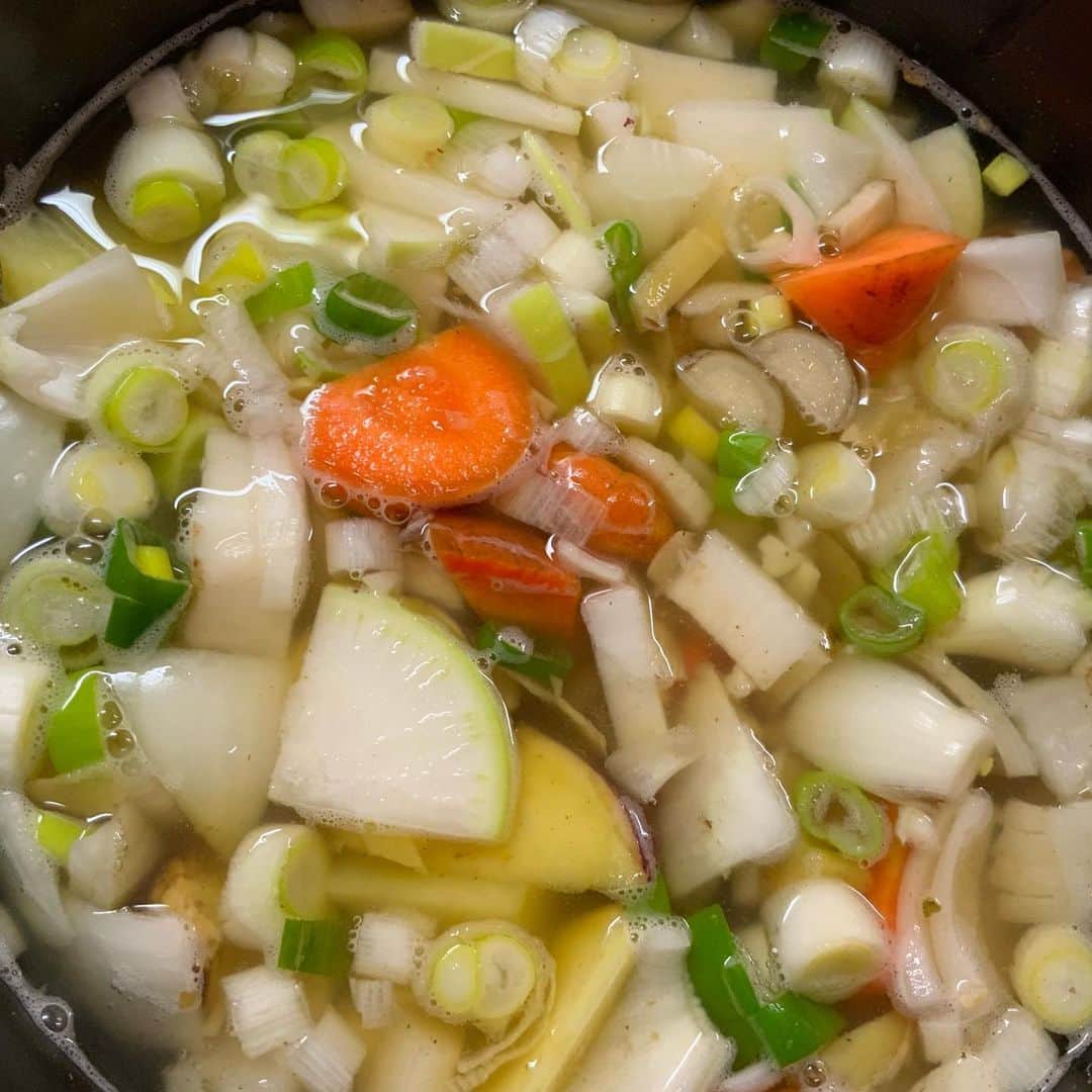 東ちづるさんのインスタグラム写真 - (東ちづるInstagram)「おはようございます。 私の毎朝のルーティン。白湯で万田酵素とマヌカハニーをゆっくり体内に流し込んで、さあ！スープ作り。 根菜メインに野菜をお出汁でゆっくり煮ます。 火が通ったら、小鍋に分けて味付け。３日ぐらいかけて、お味噌汁、トマトスープ煮、フォースタイル、キムチチゲ風などに七変化。  今日は、玉ねぎ・ジャガイモ・さつまいも・大根・ニンジン・山芋・ゴボウ・ネギ・生姜・ニンニク。冷蔵庫スッキリ！  #料理 #まみちいの爆笑人生クッキング」2月16日 8時26分 - azuma.chizuru