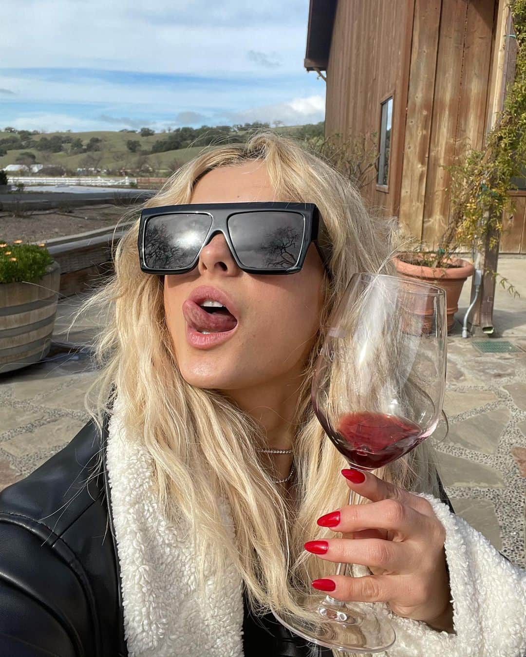 Bebe Rexhaさんのインスタグラム写真 - (Bebe RexhaInstagram)「Went wine tasting even though I hate wine. 🍷」2月16日 8時27分 - beberexha