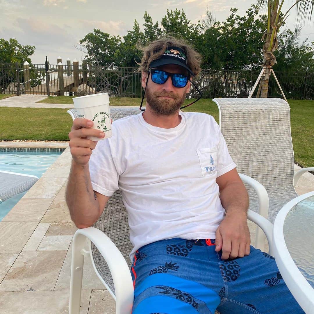 チェイス・ライスのインスタグラム：「Tried to get back to Nashville but it’s frozen. Stuck here in this shithole 😈...(for cancel culture folks, that’s sarcasm)」