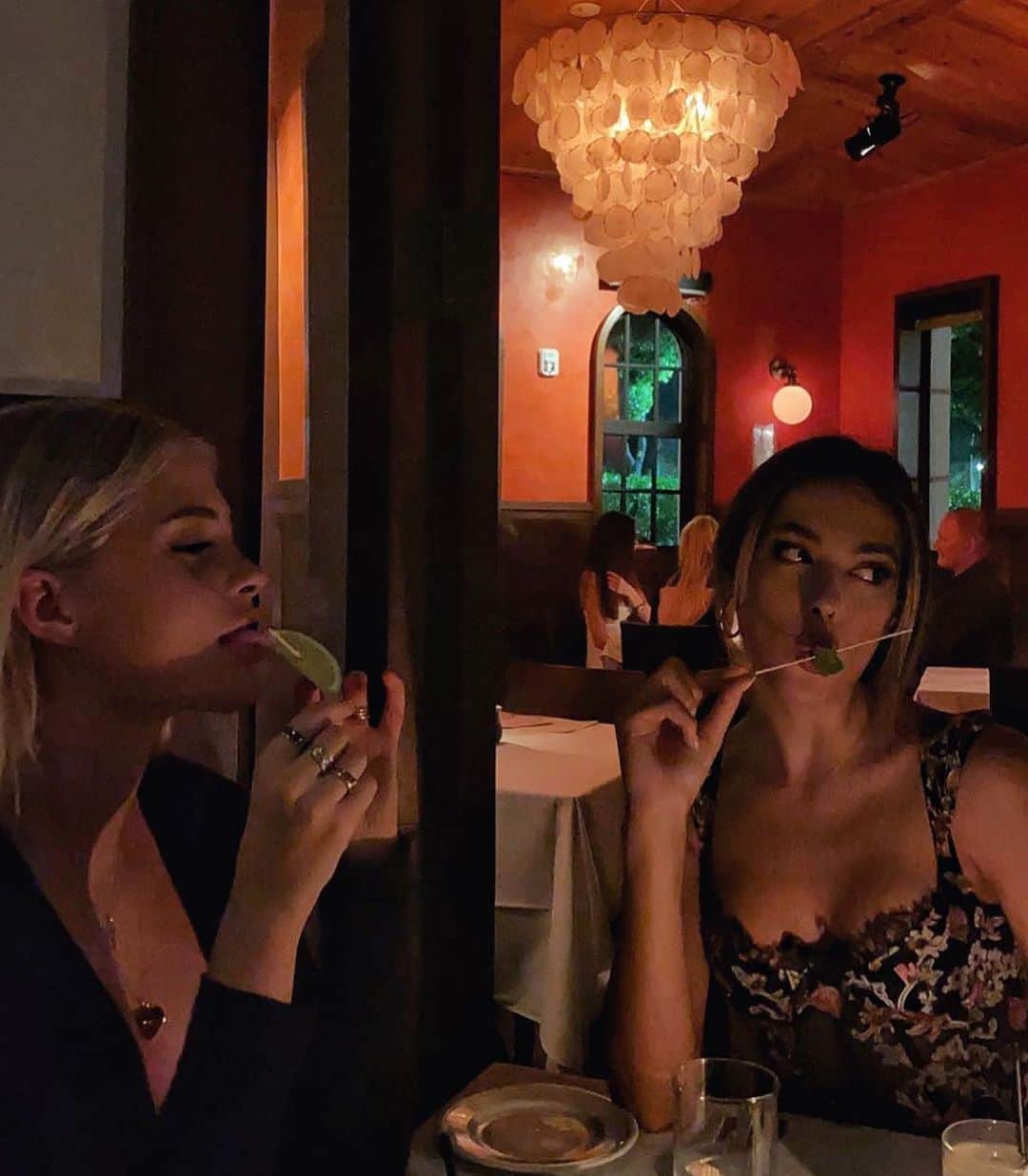 システィーン・スタローンのインスタグラム：「Table for 2🍝」