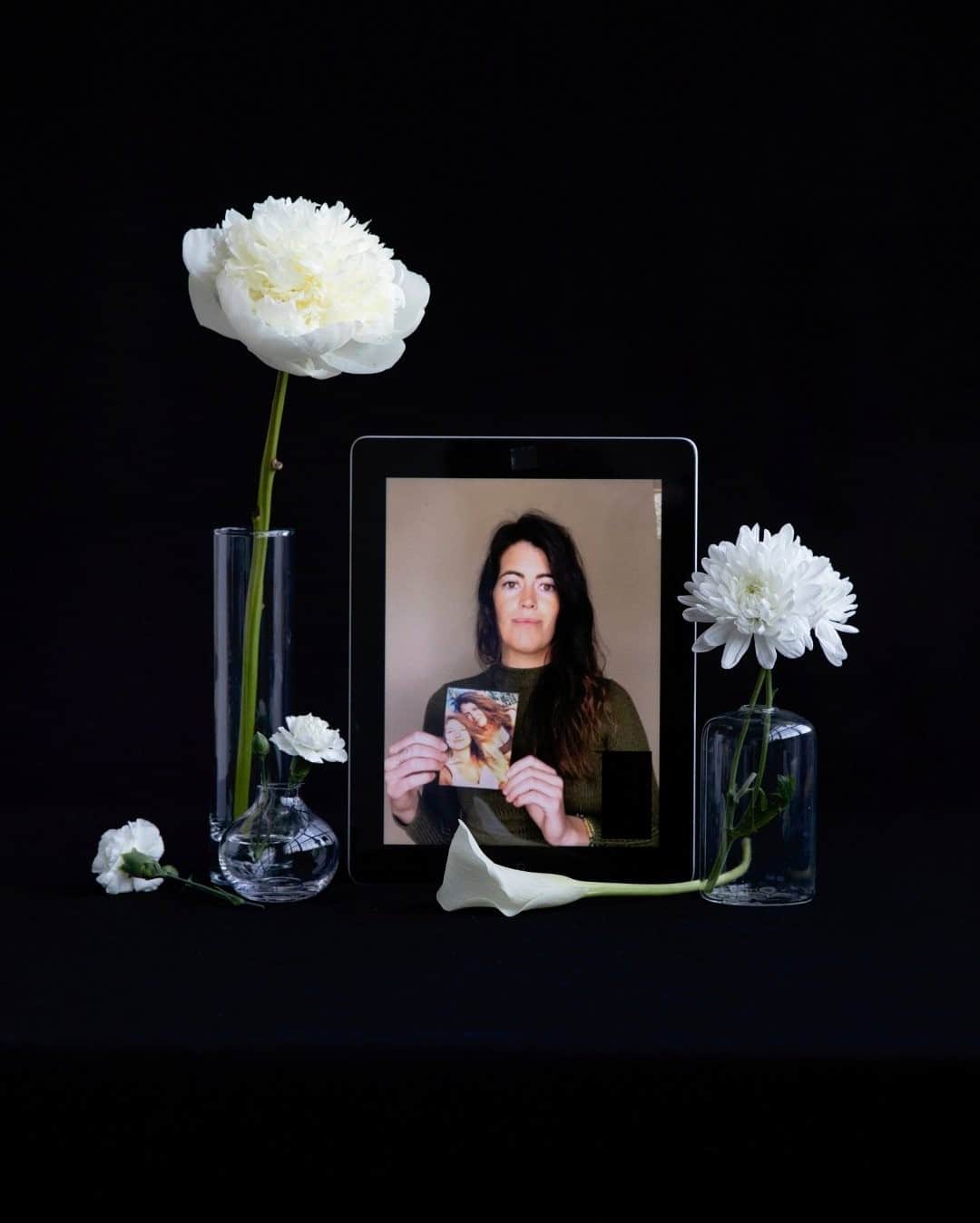 のインスタグラム：「Photo by @celestesloman / This is a virtual portrait of Kelsey Ellis, who lost her 29-year-old twin sister, Audrey, to what are presumed to have been COVID-19-related complications, on March 22, 2020, after three days in the ICU. I documented six families that lost relatives to the pandemic. Writer Katie Sanders explores what it means to say goodbye from a distance, whether that is a hazmat suit, via Zoom, or through text message. Travel restrictions made taking these portraits in person too risky, so I created still-life virtual portraits from my studio in Brooklyn.  Check out Nat Geo's link in bio for more on this story.」