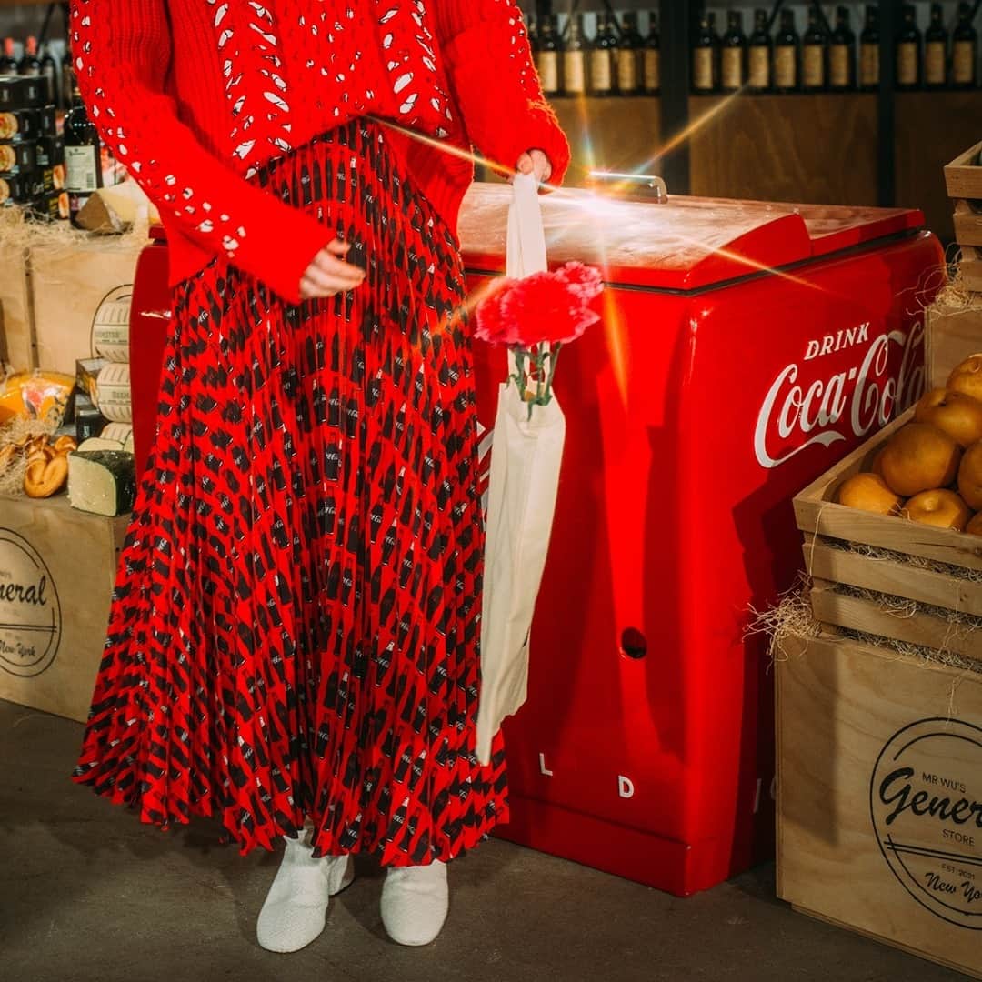 Fashion Weekのインスタグラム：「Feeling refreshed. For this piece debuted on the runway at the #MrWuGeneralStore, #NYFW designer @jasonwu was inspired by iconic @cocacola. See his collab with @cocacola dropping today on nyfw.com」