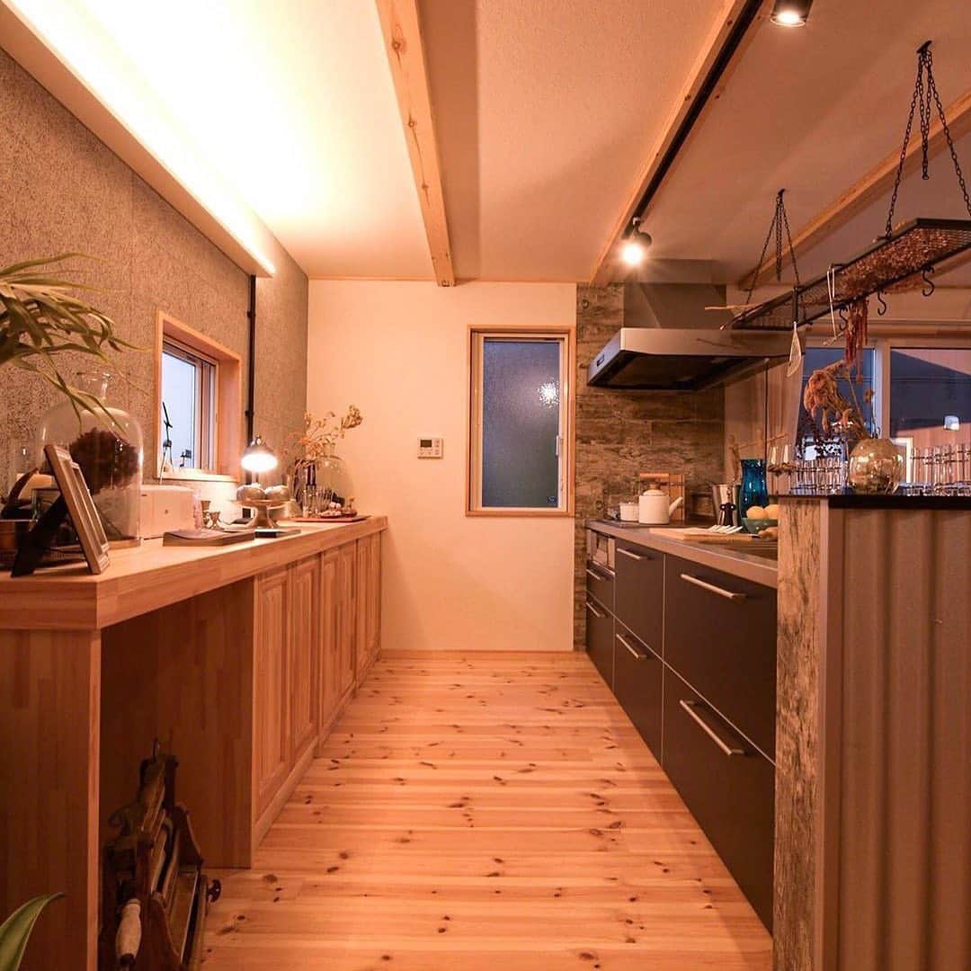 ネキストホームのインスタグラム：「暖色のライトが料理を美味しくする♪ その他の施工事例は　@nexthausdesign1947 からホームページへ行ってチェックしてください😆✨・ - - - - - - - - - - - - - - - - - - - - - ・ 時を超えた、 新しいスタンダード。 #NEXTHAUSDESIGN ・ - - - - - - - - - - - - - - - - - - - - - - - - - - - - more photos → @nexthausdesign1947 - - - - - - - - - - - - - - - - - - - - - - - - - - - - ・ #ネクストハウスデザイン は心地よい#木の家 をお客様と一緒につくる#木造 の#注文住宅 を中心とした、創業1947年に創業した#宇都宮市 の#工務店 です。 ・ 大手ハウスメーカー 等が推奨する、30年ごとに建て替える家ではなく、#無垢材 やモイス などの#自然素材 を使い、そのご家族の#暮らし 方に合わせた#心地よい暮らし をご提案しています。 ・ そんな#家づくり を実際に体感できる#モデルハウス がありますので、ぜひご見学ください。 ・ あなたの理想の#マイホーム の答えが私たちの#家づくり にあります。 ・ #新築 用の#土地探し から#住宅ローン 等の資金計画まで、DMやメール、お電話等でいつでもご相談ください。 ・ #マイホーム計画 中の方は、HPより資料請求して頂ければ、コンセプトブック等をお届けいたします。 ・ ↓のプロフィール欄からHPに移動できます。 ・ - - - - - - - - - - - - - - - - - - - - - @nexthausdesign1947 - - - - - - - - - - - - - - - - - - - - - ・ ・ 施工対応エリア ・ #栃木県 全域 #宇都宮市 #さくら市 #真岡市 #下野市 #日光市 など ・ 車で1時間以内の範囲を主に施工エリアとしていますが、それ以外の地域の方もお気軽にご相談ください。 - - - - - - - - - - - - - - - - - - - - - このインスタの管理人は世界を変える住宅屋 @mizonobe です。 家づくりに関することも、そうで無いことも ご相談お待ちしてます」