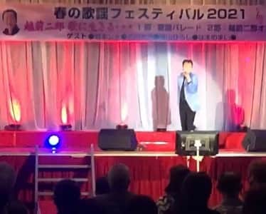 北川大介さんのインスタグラム写真 - (北川大介Instagram)「おはよう！ 2月14日は福井県でした〜 「JA福井 春の歌謡フェスティバル2021 越前二郎歌に生きる」 越前二郎さんのコンサートにゲストで呼んでいただきました。ありがとうございます(^^) 地元愛の溢れた素晴らしいコンサートで、僕も楽しく歌わせていただきました。 📸は越前二郎さんとパチリ！ そして写真2枚目は、同じくゲスト出演の岩本公水さんとパチリ！ 岩本公水さんのマスクがキラキラしてます✨衣装のお着物とのコーディネートが素敵ですね〜マスクもファッションの一部ってこういう事なんですね😷 大ちゃんファミリーの皆様は大ちゃんマスクでよろしくお願いします😷 最近不思議に思う事があるのです。 それは、大ちゃんマスクを着けてくれている方のお顔が、僕にはすごく輝いて見えるんです✨(^^)  北日本から西日本、特に北海道では暴風防雪高波と大荒れの天気。猛烈な冬の嵐になっているそうです。お気をつけください、厳重警戒です。 また今週は気温も低下する予報、皆様も体調など崩されませんように、そして被災地の皆様は心身ともに大変お疲れの事と思います。どうぞお身体にお気をつけください。 皆様のご健康と安全を願っています。 ・ ・ #福井県 #コンサート #🎤 #越前二郎 さん #岩本公水 さん #北川大介 #星空のツイスト #YouTube #だいちゃんねる #えくぼ #八重歯 #リーゼント #イエーイ #顔晴ろう #一生青春 #早くコロナが終息しますように」2月16日 8時43分 - kitagawadaisuke_official