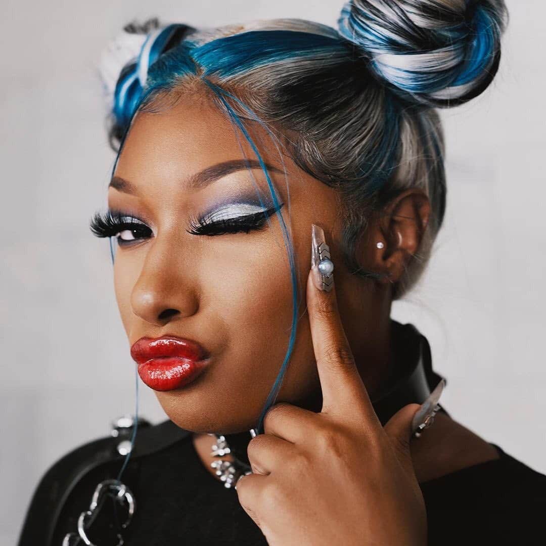 Revlonのインスタグラム：「Happy Birthday to our Brand Ambassador and favorite Hot Girl @theestallion 😘🎁」