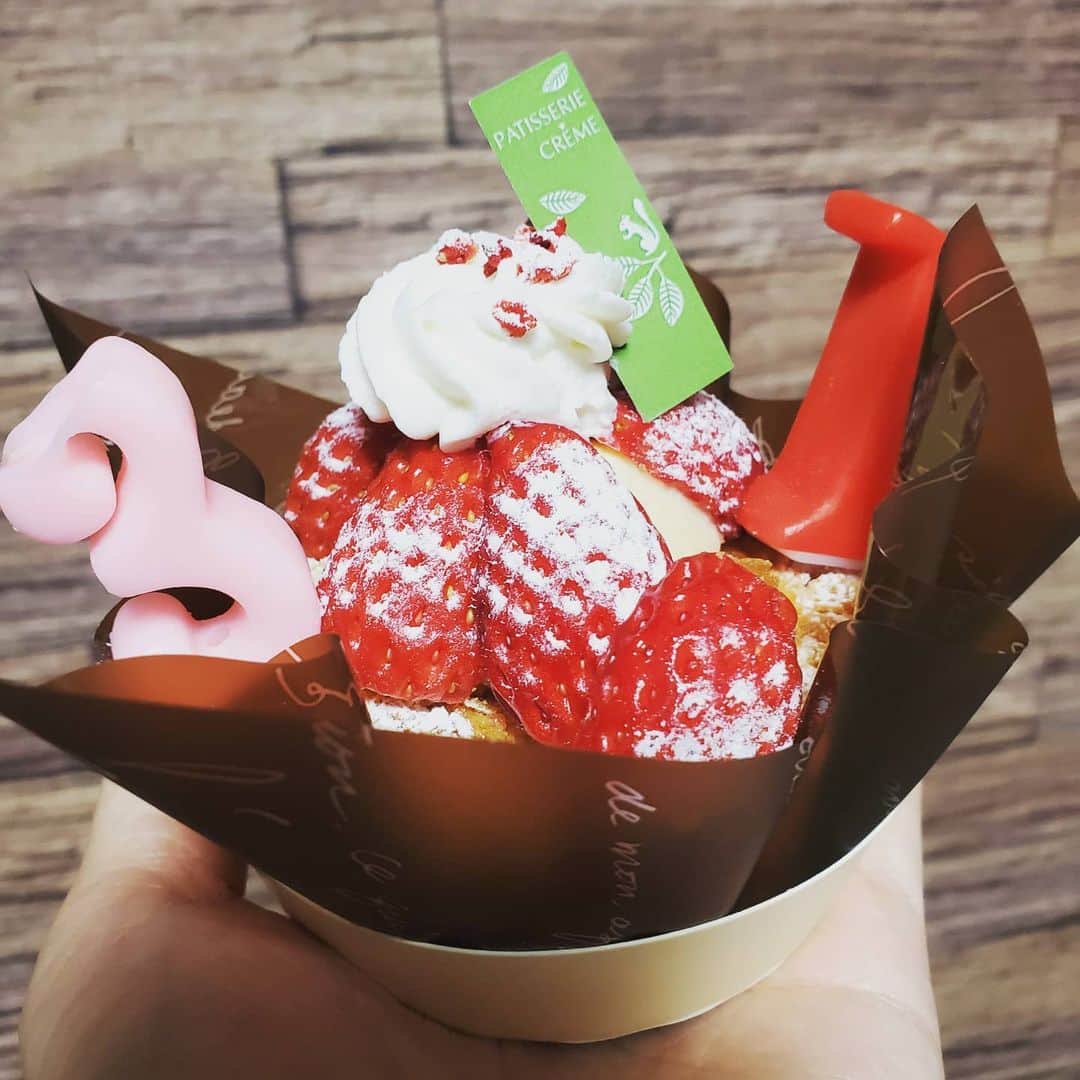 井上琴絵のインスタグラム：「. 昨日はたくさんのお祝いメッセージ🎁 ありがとうございました❤ . . メンションしてくれたストーリーズも タグ付けしてくれた投稿もDMもちゃんと見てます💝 . ありがとうございます☺ (見逃して載せれてなかったらすみません💦) . . . #マイとジンからのケーキ#🎂 #元さんが呼んでます てゆう冗談を 真面目な顔して伝えにきてくれた慧美も #ありがとう#🤣」