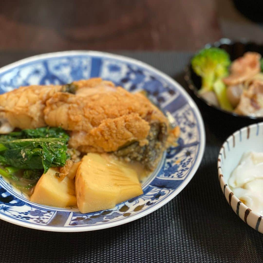 荻原和歌のインスタグラム：「昨夜のごはんは赤ガレイの煮つけ。 たけのこと菜の花を添えて。 副菜にこんにゃくとブロッコリーと豚のニンニク炒めとジーマミ豆腐。  煮魚を嫌がるかと心配した家族もにこにこで箸が進んだそのわけは「甘くないし臭くない。美味いな！」お砂糖たっぷりの煮つけが苦手だったことが判明。 臭みが気になる場合は日本酒をケチケチせずに使うべし。これは魚が得意な料理屋の親戚から繰り返し教わった。煮汁に梅煎り酒を加えたことも吉とでました。  #ばんごはん #雪若丸 #japanesefood」