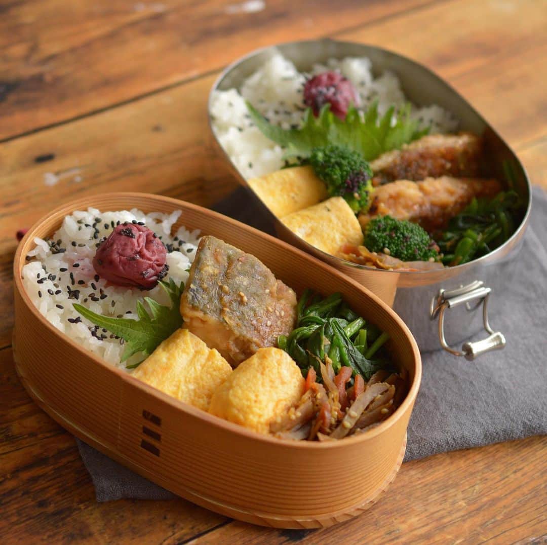 yukiyoのインスタグラム：「2021.2.16* ・ 今日のお弁当 ・ ごま塩梅干しご飯 甘い出汁巻 鯖ピリ辛蒲焼き きんぴらごぼう ほうれん草おひたし 隙間にブロッコリー ・ ・ ストーリーにたくさんのDMを頂きまして どうもありがとうございました。 ・ ご心配をおかけしてごめんなさい。 ・ おかげさまで怪我など無く お気に入りの器は沢山割れたし まだ部屋もめちゃくちゃですが キッチンとリビングは何とか片付けて 食事を頂ける状態、お弁当を作れる状態にはなりました。 ・ ウチより上層階のお部屋の方に伺ったところ "棚という棚が全部倒れた"そうなので まだマシだったと思う事にしました。 ・ ・ 縁が欠けた程度の器は タイトボンドⅢで補強し（割といい加減笑） 完全に割れたお気に入り器は 継ぎに出してみようと思います。 ・ これを機に金継ぎワークショップを探して行ってみようか 不器用だけど笑 ・ ・ 郡山周辺でおすすめあったら教えてください ・ ・ #お弁当 #obento #bento #lunch #lunchbox #onthetable #japanesefood #暮らし #曲げわっぱ #lin_stagrammer #ロカリ #おうちごはんLover #マカロニメイト #IGersJP #フーディーテーブル」