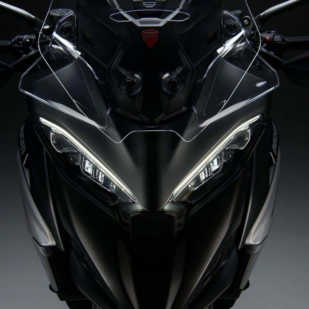 Ducati Japanさんのインスタグラム写真 - (Ducati JapanInstagram)「新型ムルティストラーダ V4の発売に先立ち、キャンペーン期間内に予約されたお客様にもれなく3万円分のクーポンをプレゼントする「ムルティストラーダ V4先行予約キャンペーン」を全国のドゥカティディーラーネットワーク店で開催します。 また実際にムルティストラーダ V4をご覧いただける「ムルティストラーダV4プレビューイベント」を2021年2月27日(土)より全国31店舗のディーラーネットワーク店で開催します。  ムルティストラーダ V4先行予約キャンペーンとプレビューイベントの詳細はプロフィール( @ducatijapan )のリンクよりドゥカティ ジャパンのサイトをご覧ください。 ぜひともこの機会をお見逃しなく！  ■ ムルティストラーダ V4先行予約キャンペーン実施概要 ・キャンペーン期間：2021年2月20(土)〜3月7日(日) ・キャンペーン対象車両：ムルティストラーダV4 S / S Sport(2021年3月発売予定) ・キャンペーン内容：キャンペーン期間中に先行予約キャンペーンエントリーフォームより事前登録(2月16日より事前エントリー受付開始)をいただき、ムルティストラーダV4の先行予約をいただいたお客様にもれなく3万円(税込)分のドゥカティの純正アパレル＆アクセサリーの購入にご利用いただけるクーポンをプレゼントします。 ※キャンペーンの詳細につきましてはムルティストラーダ V4先行予約キャンペーン専用サイトでご確認下さい。  ■ ムルティストラーダV4プレビューイベント実施概要 ・開催期間：2021年2月27(土)〜3月7日(日) ・展示車両：ムルティストラーダV4 S(ツーリング＆テクノロジーパッケージ装着車) ・プレビューイベント開催ディーラー：全国31店舗のディーラーネットワーク店で開催(詳細はムルティストラーダV4プレビューイベント専用サイトでご確認下さい。)  #ムルティストラーダV4 #ドゥカティいいじゃん #RuleAllRoads #ツアラー #バイク #バイクのある生活 #バイクのある風景 #motorcycle #bike #ツーリング #ツアラー #エンデューロ #4BikesInOne #4台のバイクを1台に」2月16日 9時00分 - ducatijapan
