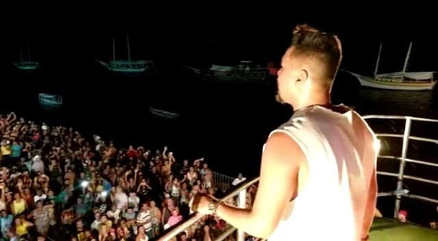 Sorriso Marotoのインスタグラム：「Saudade do calor humano e da energia de ouvir essa multidão cantando com a gente. 🙏🏾 Carnaval de um tempo atrás em Porto Seguro, em solo baiano. O nosso desejo é que ano que vem a gente esteja assim, festejando com vocês na melhor época do ano!」
