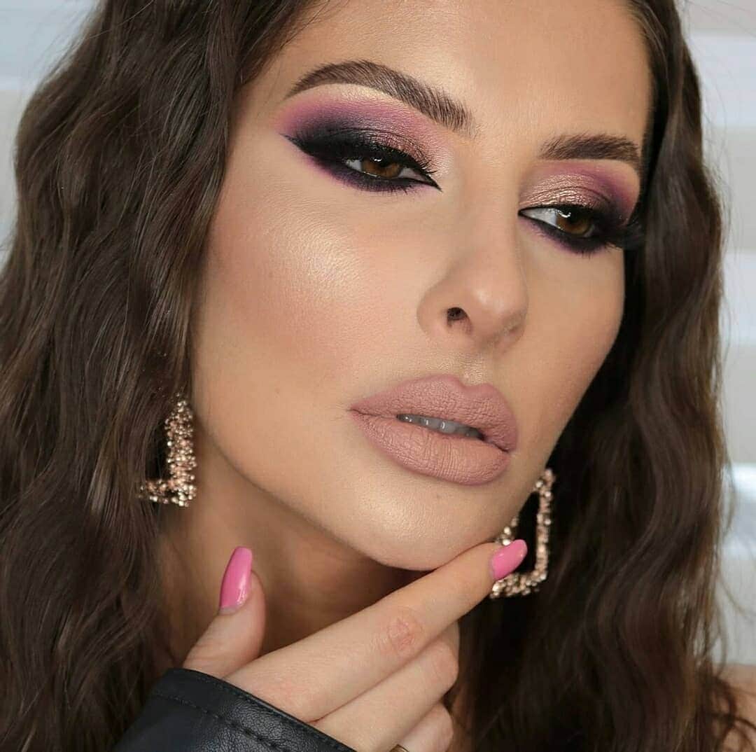 the Balmのインスタグラム：「Beauty trends are always changing! Where do you put your bronzer? 👇 @ivanabrozovicc used Bahama Mama 🌴 the perfect anti-orange bronzer that can be used as a shadow or even in your brows! 👏   #thebalm #thebalmcosmetics #thebalmeu #makeup #beauty #glam #crueltyfreebeauty #bronzer」