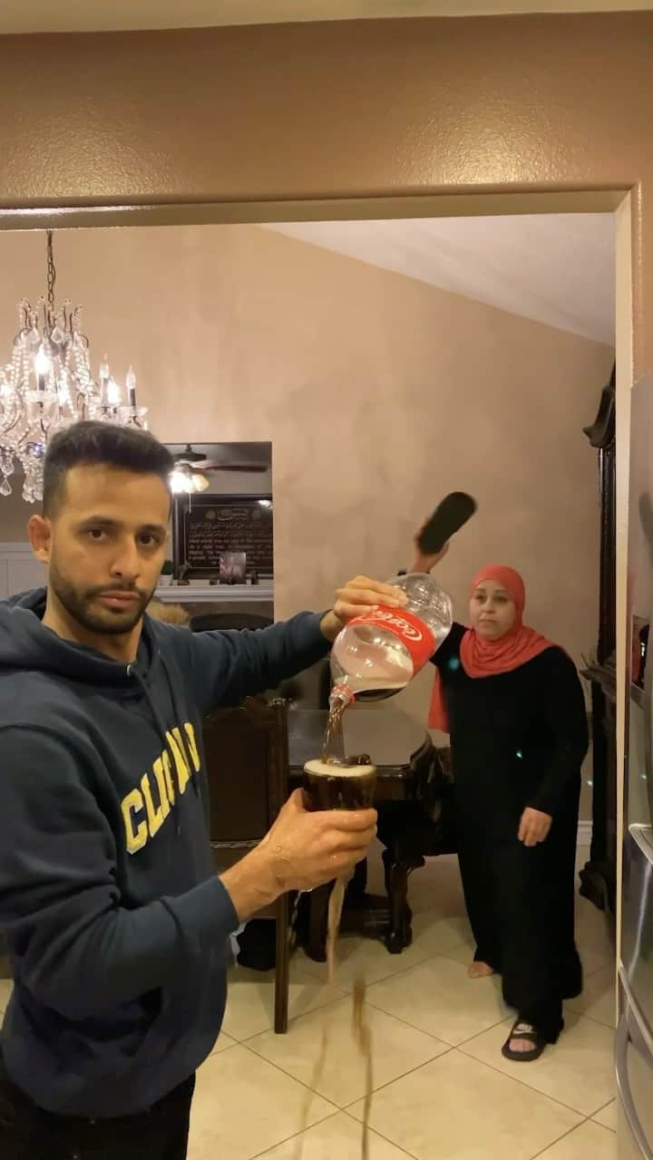 Anwar Jibawiのインスタグラム：「Ouch 👡💢」