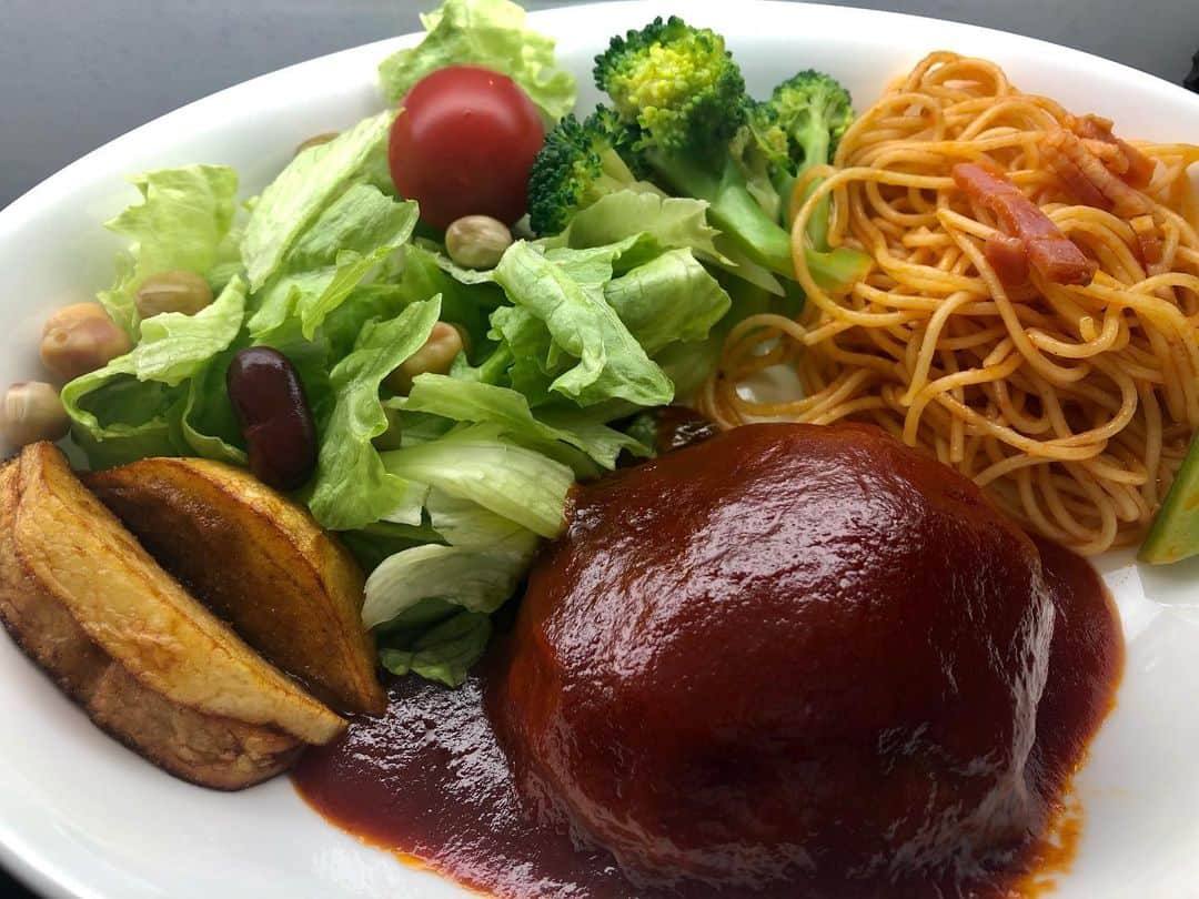 ◆miki◆のインスタグラム：「* * 🍽😋 * チーズinハンバーグプレート  困った時はハンバーグ☺️💡 だから我が家はハンバーグ率高し (昨日じゃないけど)  💡 わしは幼少期からプレートご飯で 育ったんだけど  父ちゃんは大皿ドーン！で みんなで取り分けるタイプらしく 違うもんだねぇ～🧐  大皿タイプだと取り合い戦争だったらしい😂😂😂  今日の夜はCostcoのピザ🍕 楽できる～✌🏻✌🏻✌🏻  #ハンバーグプレート #チーズハンバーグ #チーズインハンバーグ #ハンバーグ #鈴木さんちのごはん #晩御飯 #🤤」
