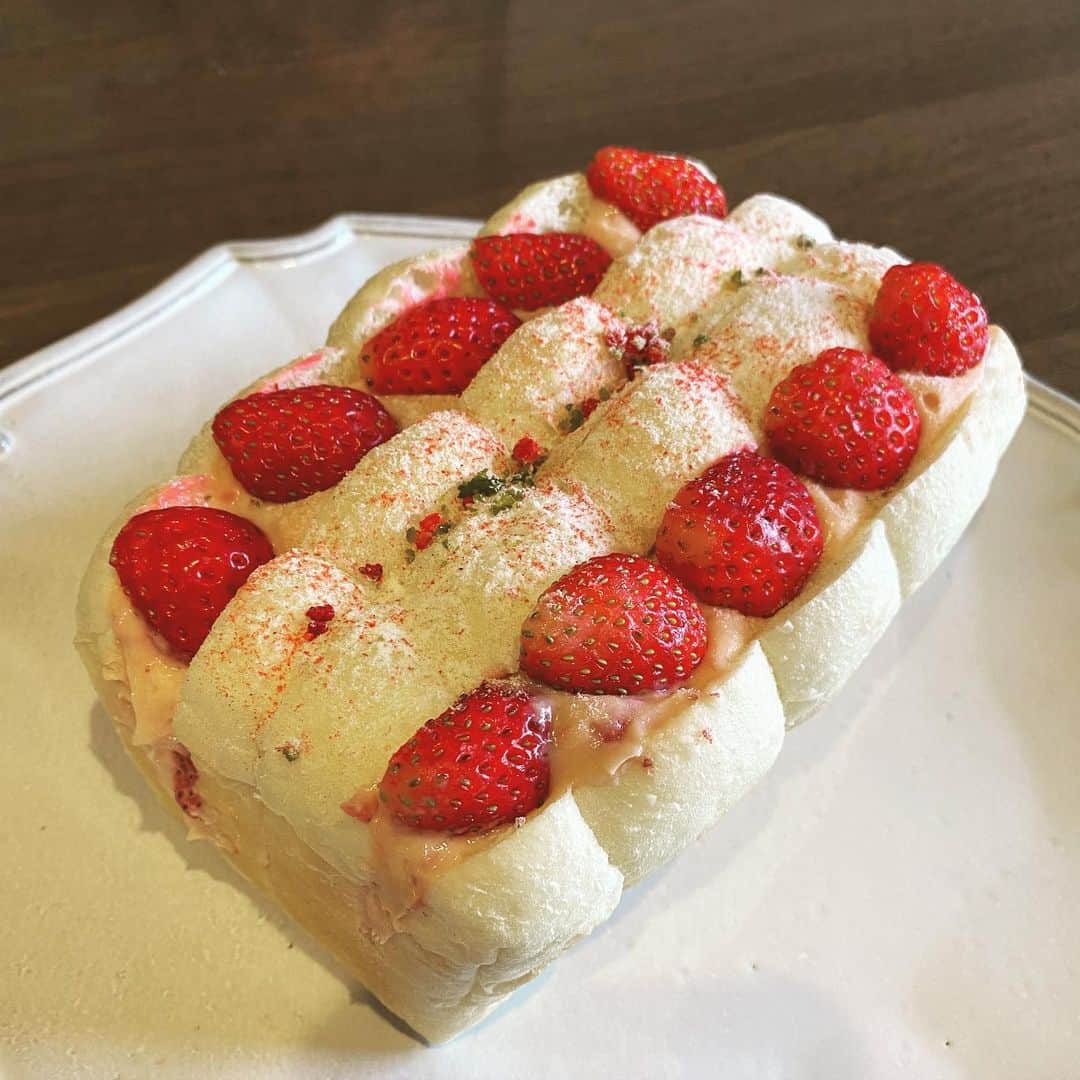 畑野ひろ子のインスタグラム：「いただいた@hyattregencytokyo のいちごのクリームパン🍓がとっても美味しかった😍‼️」