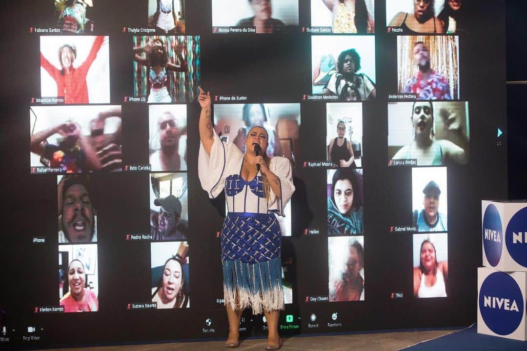 Preta Gilのインスタグラム：「Foi tão importante ter vocês comigo fãs, amigos e família mesmo que virtualmente, poder ver vocês curtindo de casa sozinhos ou com a família foi demais !!! A emoção tomou conto e não contive as lágrimas meus afilhados amados Theo e Davi deixaram a dinda boba boba !!!! #livedoblocodapreta @blocodapreta fotos @felipepanfili @midioramaoficial」