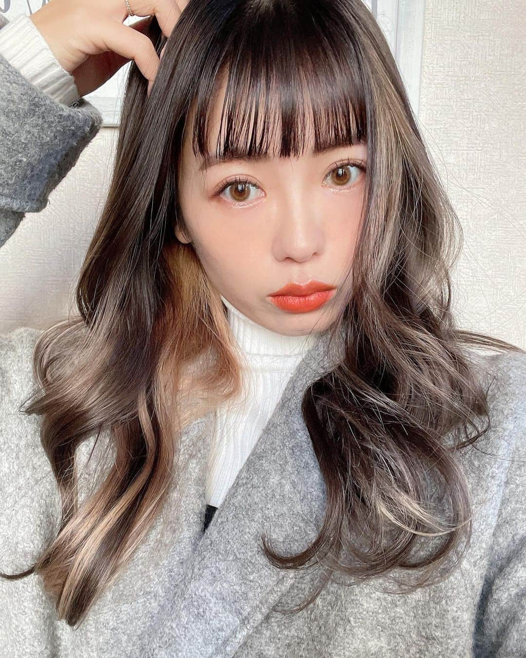 鈴木あやさんのインスタグラム写真 - (鈴木あやInstagram)「巻くと100倍可愛い極太ハイライトヘアーにしたよ。💛 ももさんと相談して入れたハイライトは絶妙すぎて本当神技！🥺✨ → @momomika0314   ストレートにするとハイライトはちらっとみえるぐらいなってるから、派手髪と清楚風どっちも楽しめちゃう👏🏻 最近前髪は重めパッツンだけど、オイルを毛先に付けて軽くみせるのがブーム💁‍♀️🌷  #hair #ism #haircolor #hairstyle #ハイライト #ハイカラー #머리스타일 #💇‍♀️」2月16日 9時09分 - techitechiaya