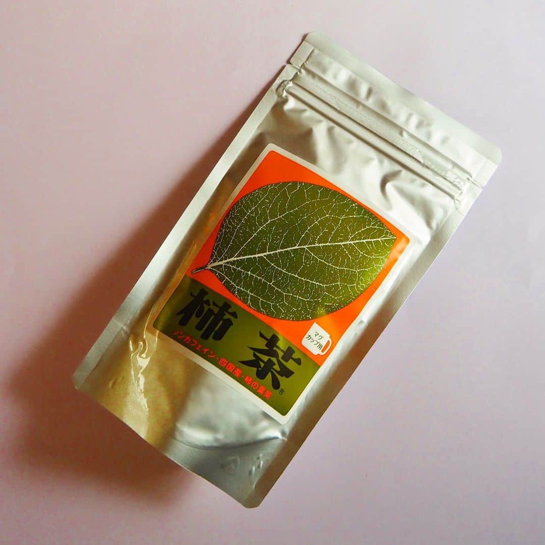 Asano Minamiさんのインスタグラム写真 - (Asano MinamiInstagram)「四国の柿茶にすごいハマってる。レモンの20倍のビタミンC！近所のスーパーで買ったけど、ネットでも買えると思う🧚🏻‍♀️ #柿茶」2月16日 9時19分 - minami_asano