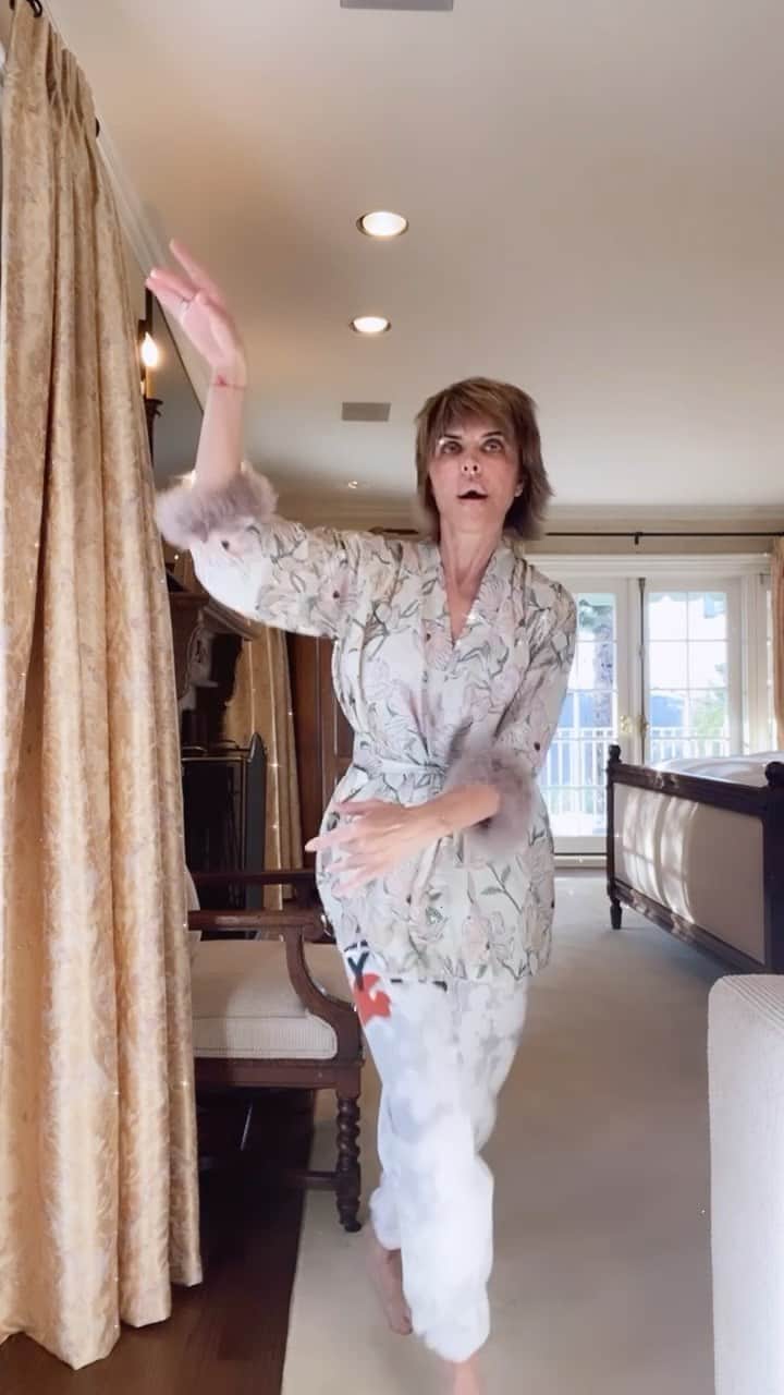 リサ・リナのインスタグラム：「Thank you I love my Robe @chrissyteigen @cravingsbychrissyteigen @barrymanilowofficial 🌴」