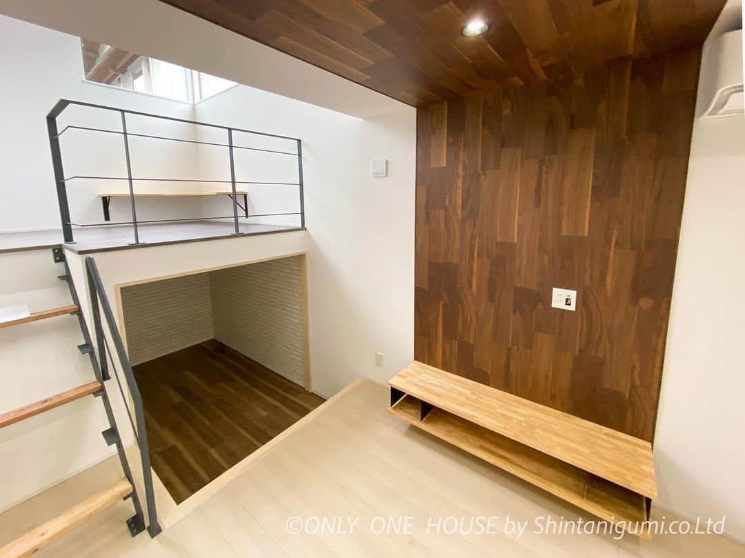 ONLY ONE HOUSE 株式会社 新谷組のインスタグラム：「* 壁から天井まで繋がる #無垢ウォールナット の板で繋がりを出し その先には開放感と明かりの取れる#スキップフロア 🌞  一点ものの#鉄骨階段 の手すりは カラーも定番の黒ではなく ダークグレーで仕上げてあります👍🏻  more phots▶︎ @shintanigumi.co.ltd   インスタ毎日更新中🌐 いいね！&フォローよろしくお願いします🌿  --------------------------------------  新谷組は土地探しから 設計施工管理の全てを 弊社で担う事ができます！  大工工務店だからこそ出来る 枠にとらわれない自由な発想で お客様のお家づくりを 全力でサポートいたします💪🏻  お気軽にご相談ください☻  #ONLY_ONE_HOUSE by shintanigumi.co.Ltd  ✭ 本社𝕋𝔼𝕃  0770-78-1255 ✭ 事務所𝕋𝔼𝕃  0770-59-2552 ✭  𝔼 𝕞𝕒𝕚𝕝  shintanigumi@outlook.jp ✭ 新谷組𝙷𝙿 http://www.shintanigumi.jp  --------------------------------------  #新谷組 #施工事例 #オンリーワンハウス #おおい町 #舞鶴市 #高浜町 #小浜市 #敦賀市 #若狭町 #美浜町 #新築 #一戸建て #外構工事 #改修工事 #シンプルライフ #マイホーム #注文住宅 #デザイン住宅 #自由設計 #工務店 #家づくり #モデルハウス #アイアン」
