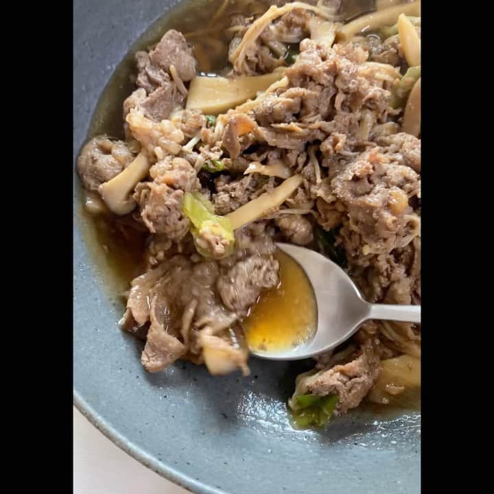 パク・タミのインスタグラム：「- 달달한 불고기는 호불호가 있죠. 큰맛 불고기는 기본간이 달지 않아요. 그래서 단맛의 정도를 내가 조절할 수 있답니다. 기본간이 맛있어서 불고기로 먹을때는 그대로, 납작당면 넣어서 줄땐 설탕 넣고 달달하게 간을 맞춰줘요^^ 저는 그렇게 해서 먹어요~  고기가 부드럽고 식감이 좋은 고급스런 불고기예요. 국물도 맛있어서 저는 아이들한테 비벼먹으라고 해요~ 양은 2인분정도 되고, 한끼올리기 좋아서 모든 탕 구성에 함께 넣었어요^^  모닝 ~~ 불고기 설명이었습니다 ㅎㅎ」