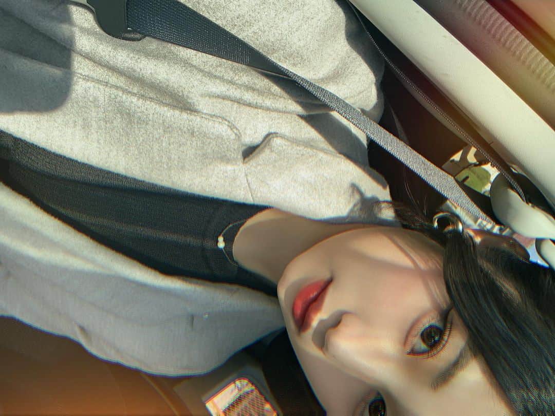 宮丸くるみのインスタグラム：「この日暖かかったから薄手のコートきた( ¨̮ )  でも中はしっかりヒートテック、笑相変わらず寒がり冷え性。笑  ・ ・ ・  #リリバリ #lilyofthevalley #アイドル #idol #jk #18歳 #高校生 #ポニーテール #春コート #filmphotography #自撮り」