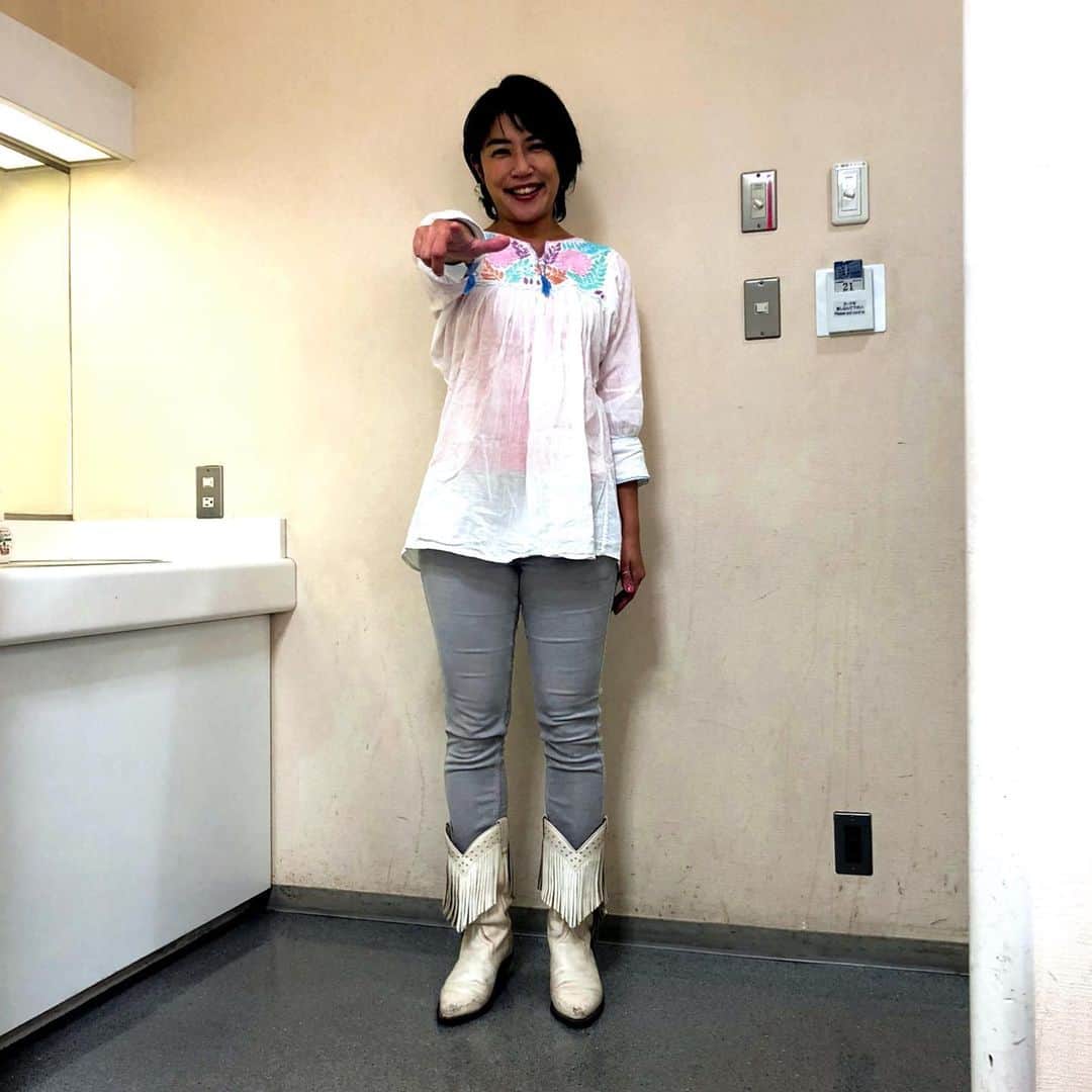 奥山佳恵さんのインスタグラム写真 - (奥山佳恵Instagram)「・ このあと ９時５０分から 「ノンストップ！」  スタジオから生放送です  こんなカッコで出演します！ ウッカリしました、  靴下忘れました  素足でブーツで  ノンストップ！笑 ・」2月16日 9時16分 - okuyama_yoshie