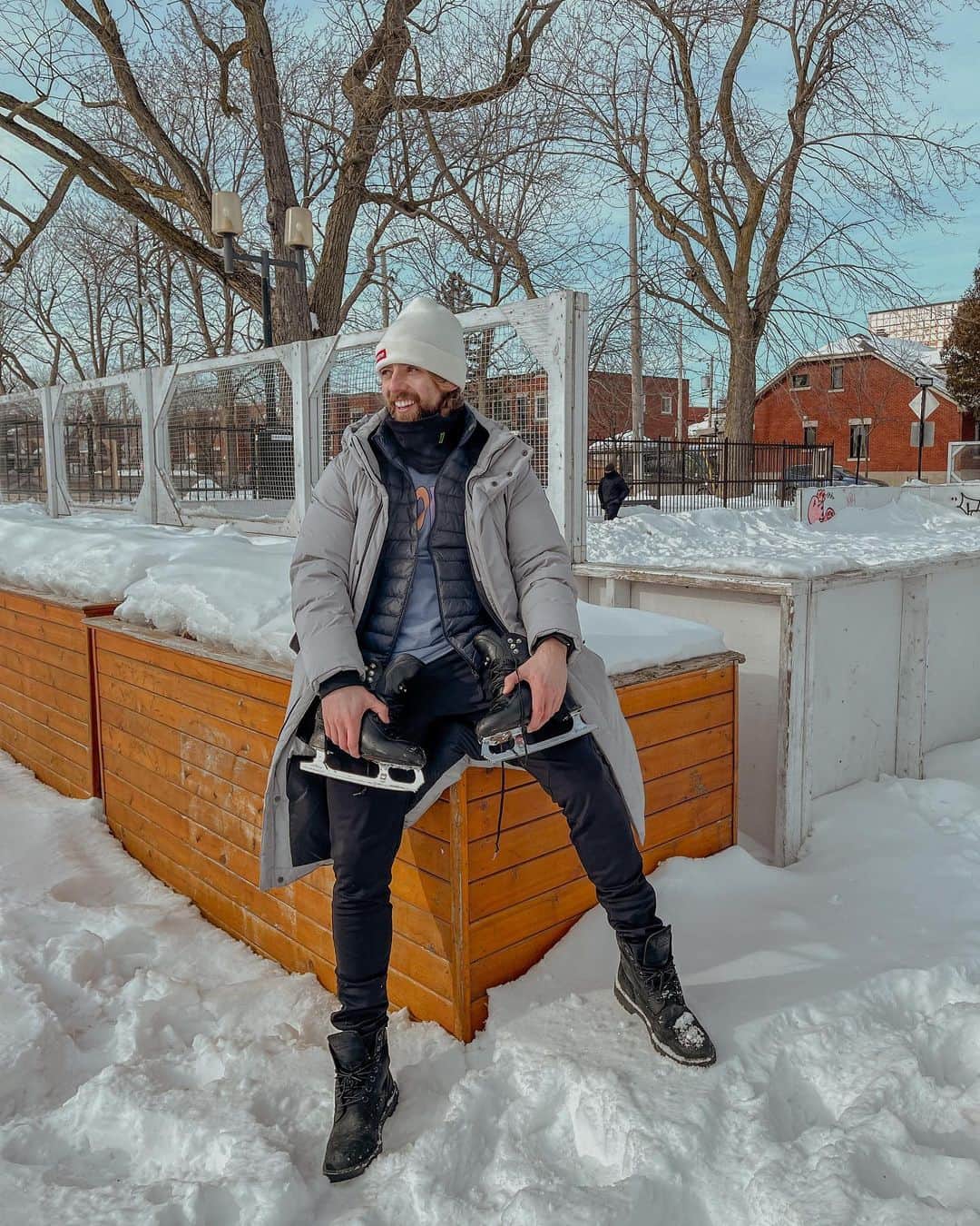 ジャン＝リュック・ベイカーのインスタグラム：「Can you believe it’s my 2nd time skating outside in 27 years?!   #outdoorskating #jeanlucbaker #avanta #mkblades #love #mtlmoments #patinageartistique」