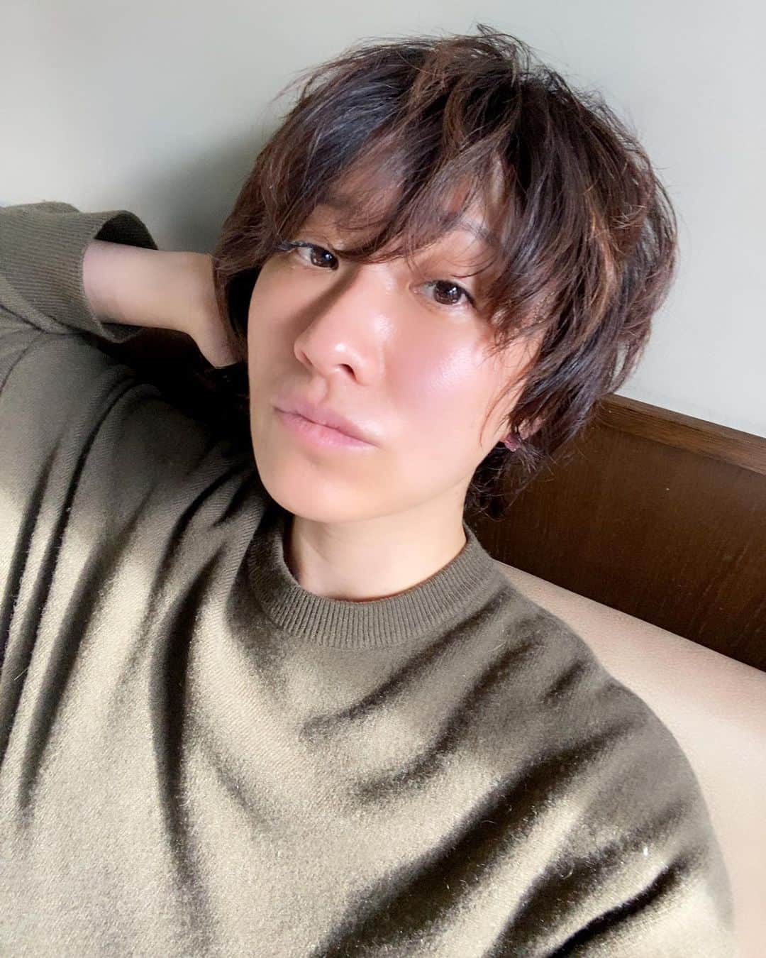 風間ゆみえのインスタグラム：「髪が三毛猫ふうになってきた。  年明けにしたパーマの影響もあるかもしれませんが色が抜けやすいです。  でもしばらくは地毛でいきたいなぁ 染めなくないなぁ でも、もう少しきれいにしたいなぁ」