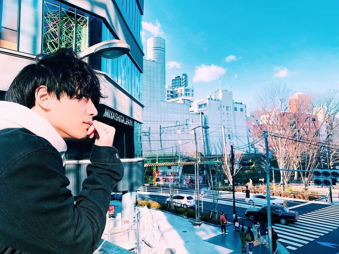 芹沢尚哉のインスタグラム：「#芹沢尚哉コレクション  横顔ショット📸 今日はいい天気だね🌞 さっ！！1日頑張ろう✌️」
