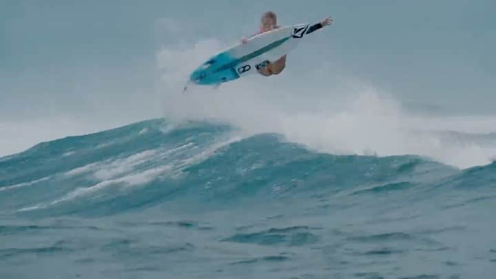 ボルコムのインスタグラム：「The newest edition to the @volcomsurf team @sierrakerr just dropped a mind melting edit, head over to her profile for the link to the full edit! 🎶 @theline」
