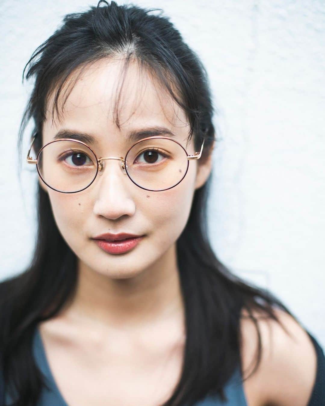 高嶋香帆のインスタグラム：「家では眼鏡っ子です☺️ おはよううう！  #眼鏡女子 #👓」