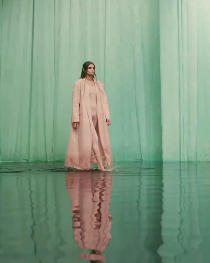 Fashion Weekのインスタグラム：「@Maisie_Wilen reinvents and reimagines comfort clothing by creating new silhouettes and prints through tech imagery. Catch their latest #NYFW collection at nyfw.com」