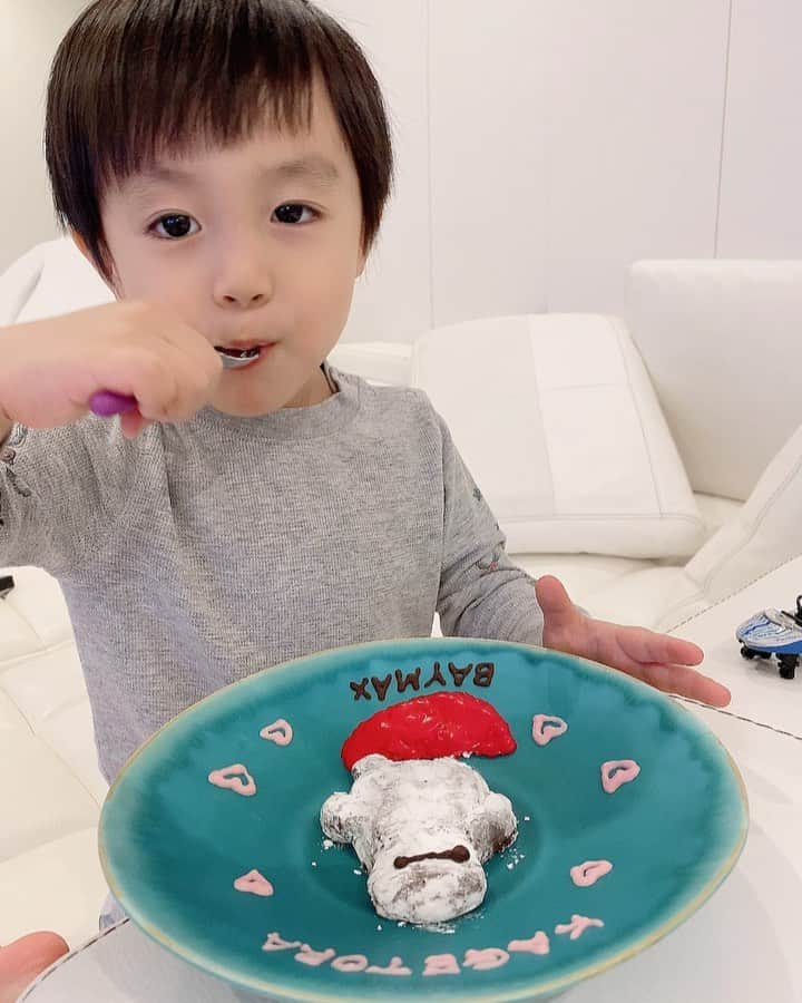 アレクサンダーのインスタグラム：「のんちゃん美味しい❤️ #ベイマックス #valentine  #手作りチョコ」