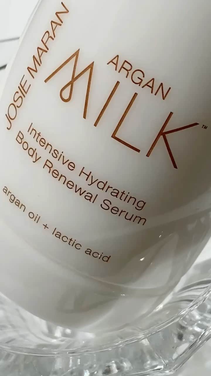 ジョジー・マランのインスタグラム：「Did someone ask for some Argan Milk ASMR? 👀 We’re here to deliver with @moodsandviews's milk bath 🍼」