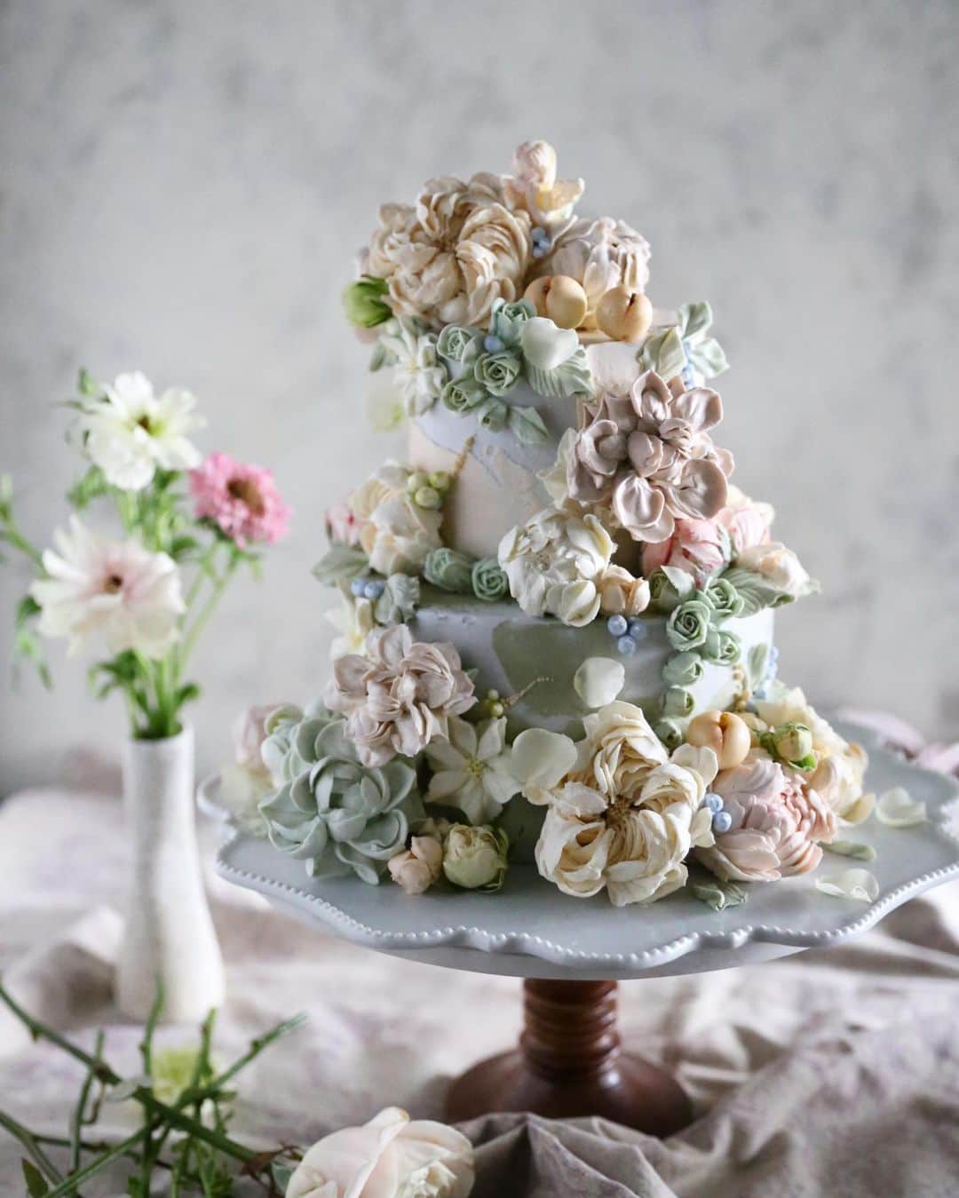 청담 수케이크 (atelier soo)さんのインスタグラム写真 - (청담 수케이크 (atelier soo)Instagram)「ㅡ Online class.Taiwan student.  White chocolate cream  Wedding class  ㅡ #flower #cake #flowercake #partycake #birthday #bouquet #buttercream #baking #wilton #weddingcake ㅡ www.soocake.com vkscl_energy@naver.com」2月16日 9時41分 - soocake_ully