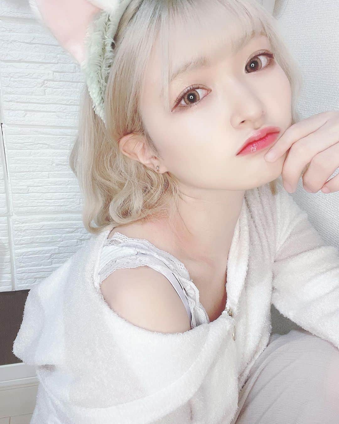 天乃七夕のインスタグラム：「猫飼ってみませんか？ 懐いたら懐きます🐈💗  #毎日丸顔なーたん #ジェラトーニコーデ #ジェラトーニ #ディズニーコーデ #ジェラピケ #じぇらぴけパジャマ  #ハイトーンボブ #ボブ #ボブヘアアレンジ #ヘアアレンジ #ウェーブ巻き #派手髪 #ハイトーン #猫 #ネコ #cat #follow #follome」