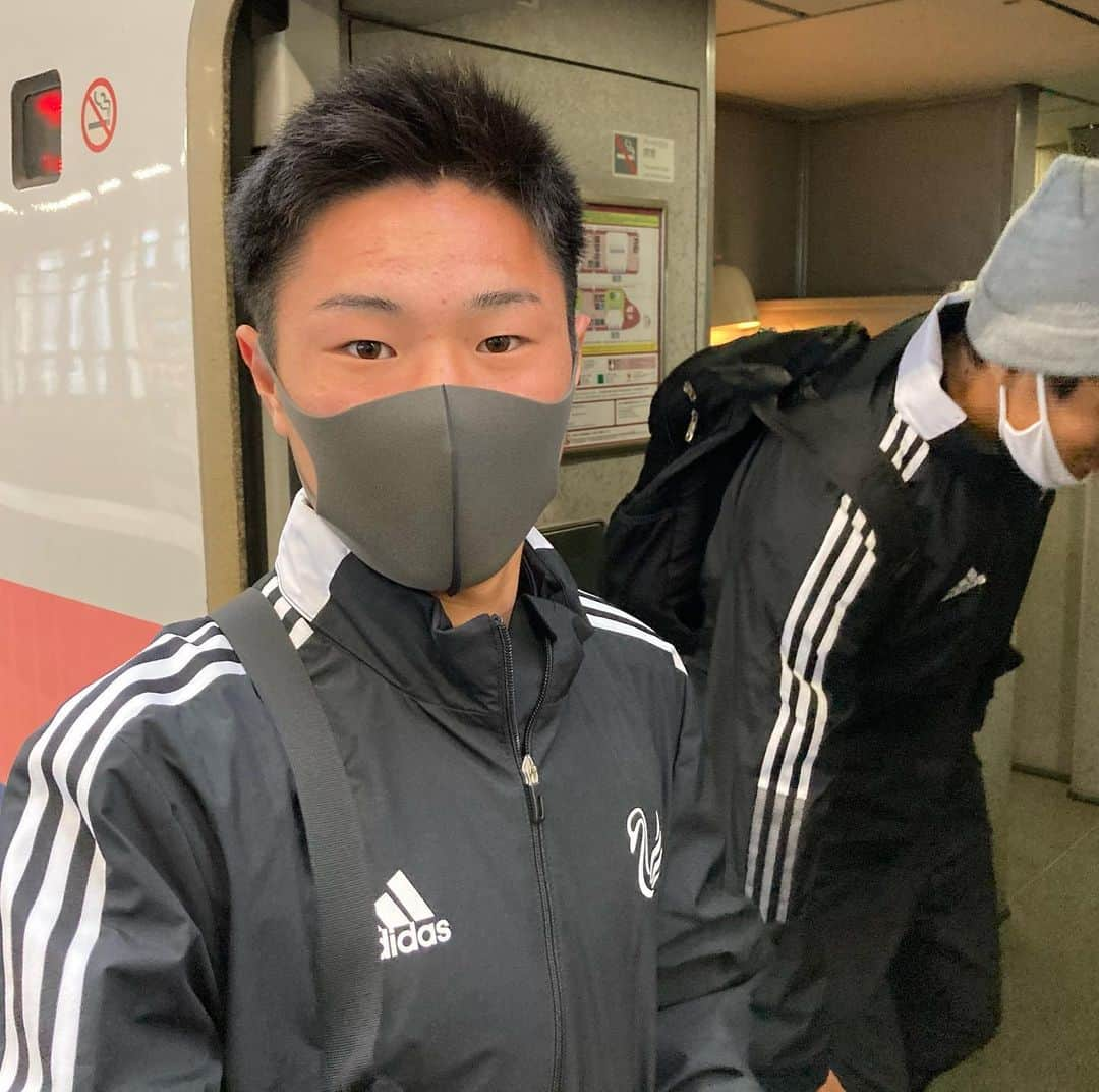 アルビレックス新潟さんのインスタグラム写真 - (アルビレックス新潟Instagram)「磐田キャンプへ🚄出発🔥 いよいよ、今日から２次キャンプがスタート💪 チームは早朝に #新潟駅 を出発して、キャンプ地の #磐田 に向かいました🚅 今日から20日（土）まで、戦術の浸透度と結束力をさらに高めて、新潟に帰って来ます👍 新潟駅での出発の様子は、今日のテレビ各局のニュース📺、明日の新聞📰で取り上げていただく予定です👀  キャンプ情報は #モバアルz 📱をチェック✅  #藤原奏哉  #島田譲 #田上大地 #三戸舜介 #小見洋太 #本間至恩 #遠藤凌 #矢村健 #阿部航斗 #千葉和彦 #アルビレックス新潟 #albirex #モバゼー」2月16日 9時45分 - albirex_niigata_official