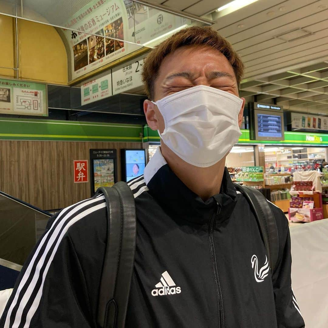 アルビレックス新潟さんのインスタグラム写真 - (アルビレックス新潟Instagram)「磐田キャンプへ🚄出発🔥 いよいよ、今日から２次キャンプがスタート💪 チームは早朝に #新潟駅 を出発して、キャンプ地の #磐田 に向かいました🚅 今日から20日（土）まで、戦術の浸透度と結束力をさらに高めて、新潟に帰って来ます👍 新潟駅での出発の様子は、今日のテレビ各局のニュース📺、明日の新聞📰で取り上げていただく予定です👀  キャンプ情報は #モバアルz 📱をチェック✅  #藤原奏哉  #島田譲 #田上大地 #三戸舜介 #小見洋太 #本間至恩 #遠藤凌 #矢村健 #阿部航斗 #千葉和彦 #アルビレックス新潟 #albirex #モバゼー」2月16日 9時45分 - albirex_niigata_official