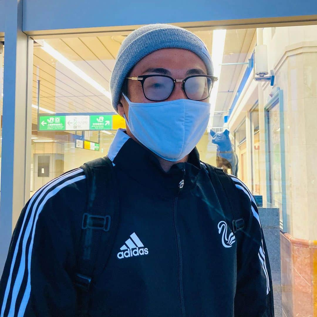 アルビレックス新潟さんのインスタグラム写真 - (アルビレックス新潟Instagram)「磐田キャンプへ🚄出発🔥 いよいよ、今日から２次キャンプがスタート💪 チームは早朝に #新潟駅 を出発して、キャンプ地の #磐田 に向かいました🚅 今日から20日（土）まで、戦術の浸透度と結束力をさらに高めて、新潟に帰って来ます👍 新潟駅での出発の様子は、今日のテレビ各局のニュース📺、明日の新聞📰で取り上げていただく予定です👀  キャンプ情報は #モバアルz 📱をチェック✅  #藤原奏哉  #島田譲 #田上大地 #三戸舜介 #小見洋太 #本間至恩 #遠藤凌 #矢村健 #阿部航斗 #千葉和彦 #アルビレックス新潟 #albirex #モバゼー」2月16日 9時45分 - albirex_niigata_official