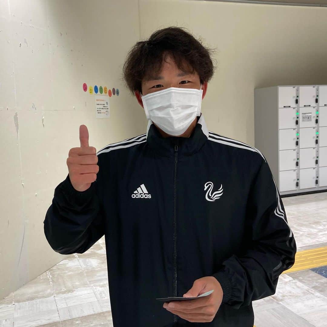 のインスタグラム：「磐田キャンプへ🚄出発🔥 いよいよ、今日から２次キャンプがスタート💪 チームは早朝に #新潟駅 を出発して、キャンプ地の #磐田 に向かいました🚅 今日から20日（土）まで、戦術の浸透度と結束力をさらに高めて、新潟に帰って来ます👍 新潟駅での出発の様子は、今日のテレビ各局のニュース📺、明日の新聞📰で取り上げていただく予定です👀  キャンプ情報は #モバアルz 📱をチェック✅  #藤原奏哉  #島田譲 #田上大地 #三戸舜介 #小見洋太 #本間至恩 #遠藤凌 #矢村健 #阿部航斗 #千葉和彦 #アルビレックス新潟 #albirex #モバゼー」