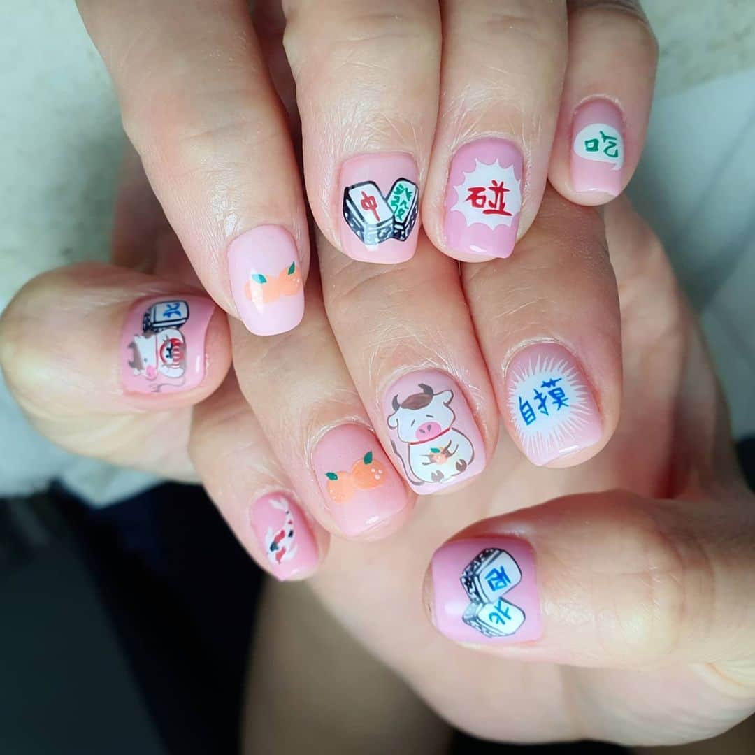 Yingのインスタグラム：「Can you tell there are five different shades of pink?   Tip: If you don't want to invest in a lot of pinks, you just need a coral and a pink. Then mix them in varying ratios and sometimes with a bit of white to get lighter shades.   All art done with PREGEL Art Liner gels!  Items can be purchased at @nailwonderlandsg 🤗 . . . 🛒 www.nailwonderland.com⁣⁣ 📍20A Penhas Road, Singapore 208184⁣⁣ (5 minutes walk from Lavender MRT)⁣⁣ .  I am currently only able to take bookings from my existing pool of customers. If I have slots available for new customers, I will post them on my IG stories. Thank you to everyone who likes my work 🙏 if you need your nails done, please consider booking other artists at @thenailartelier instead ❤  #ネイルデザイン  #ネイルアート #ネイル #ジェルネイル #nailart #네일아트 #pregel #プリジェル #nails #gelnails #sgnails」